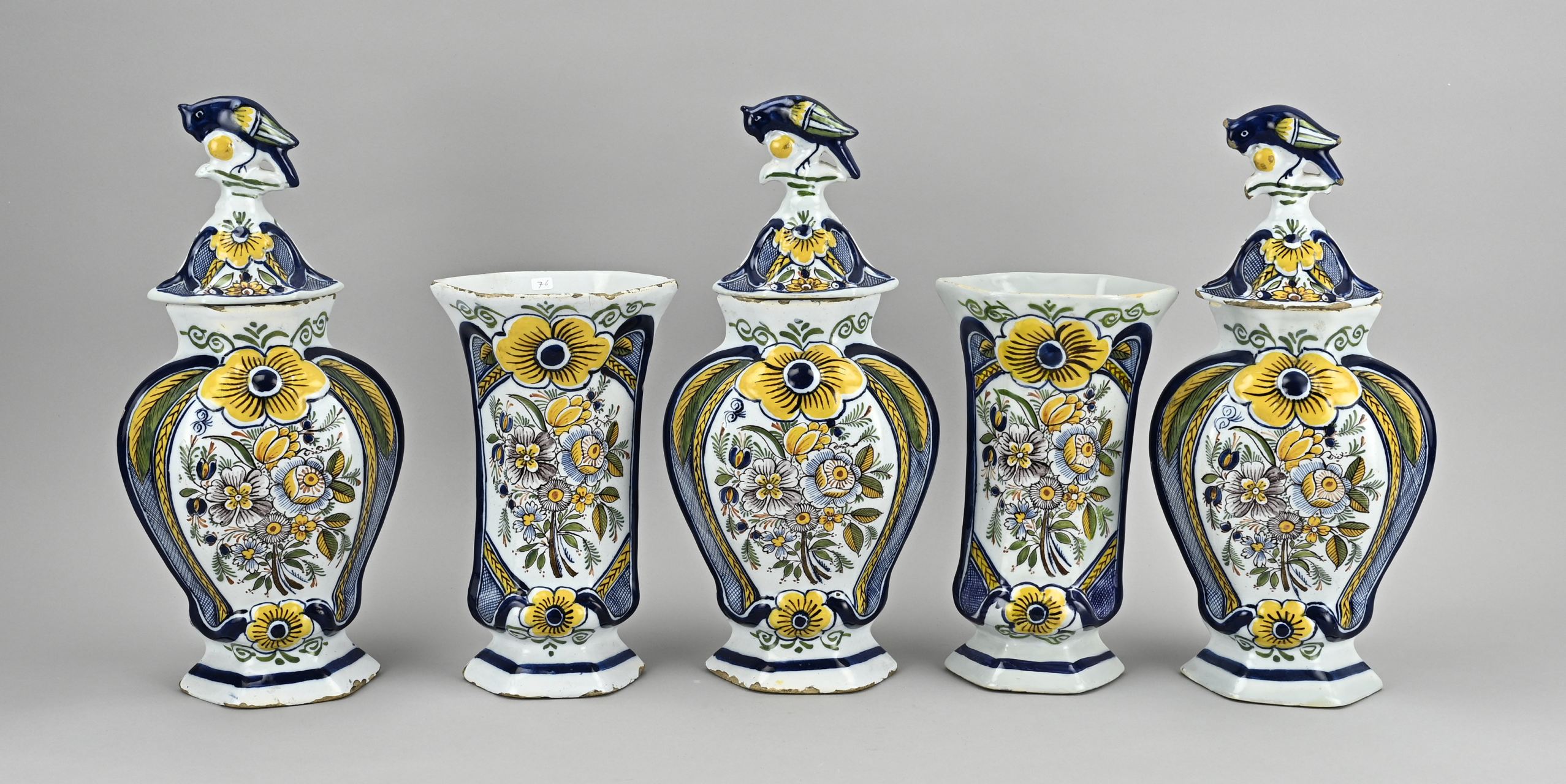 5-piece Delft cabinet set, H 22.5 - 33.5 cm.