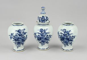 3-piece Delft cabinet set, H 17 - 26 cm.