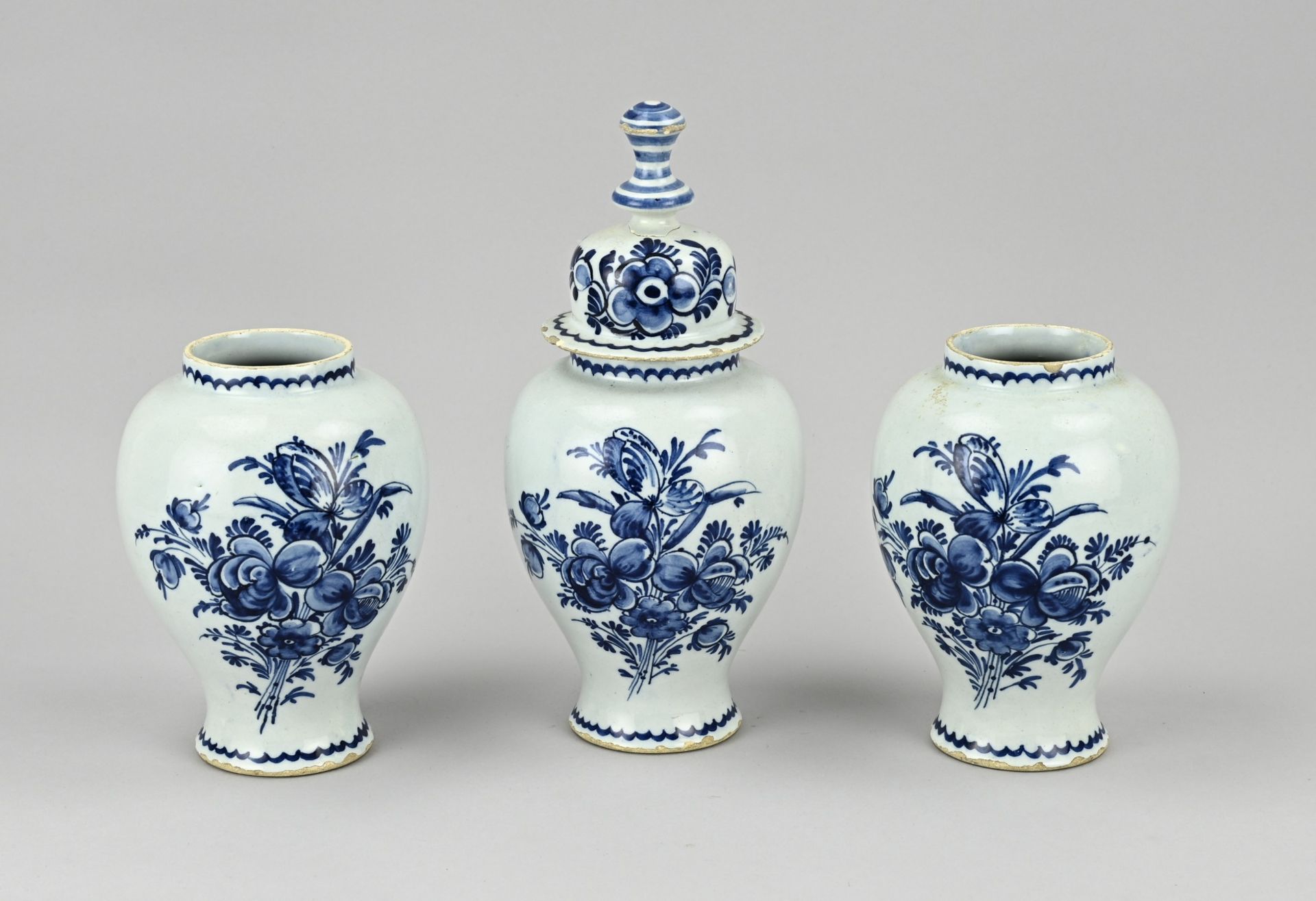 3-piece Delft cabinet set, H 17 - 26 cm.