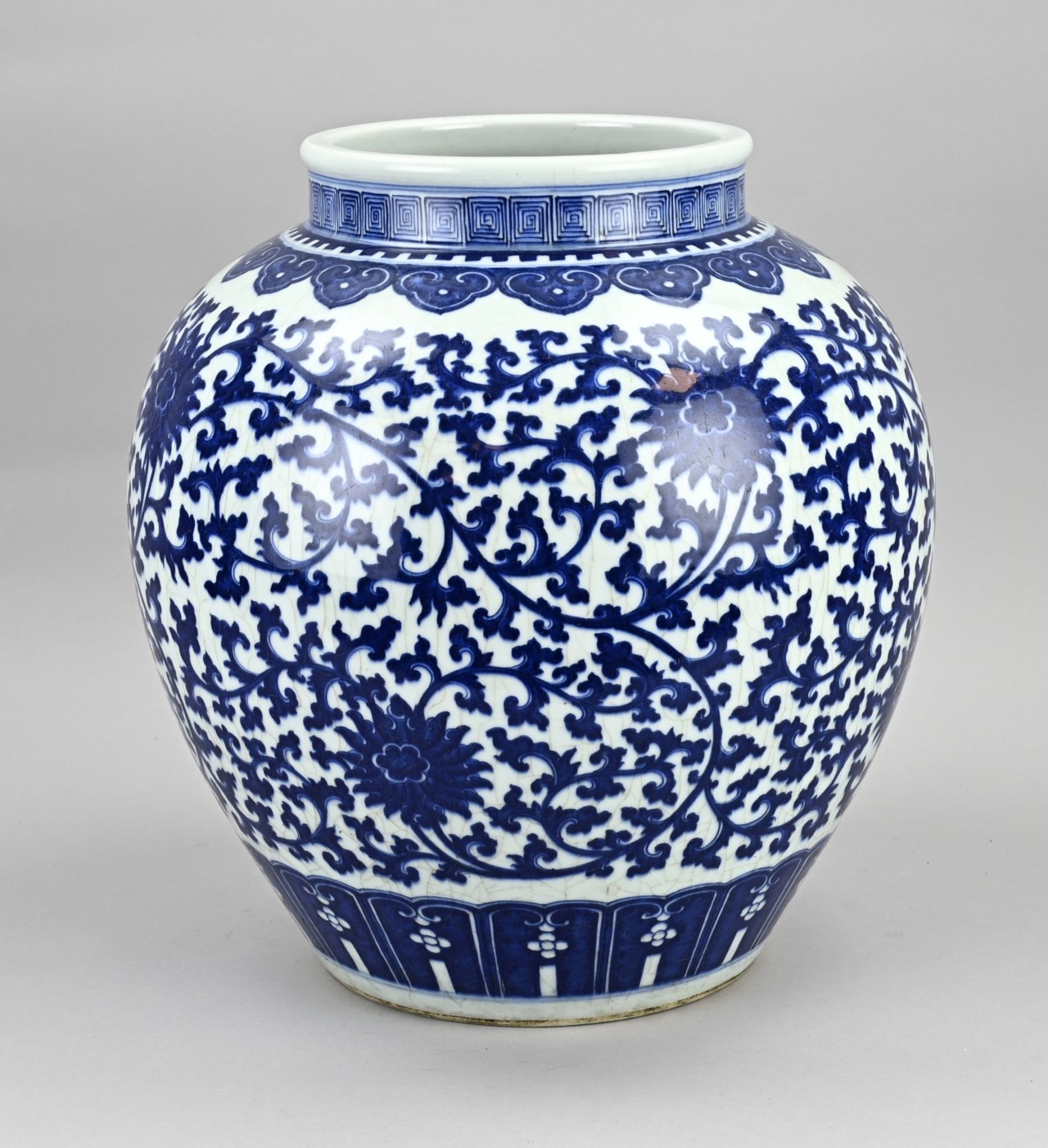 Large Chinese vase, H 36.6 x Ã˜ 31 cm.