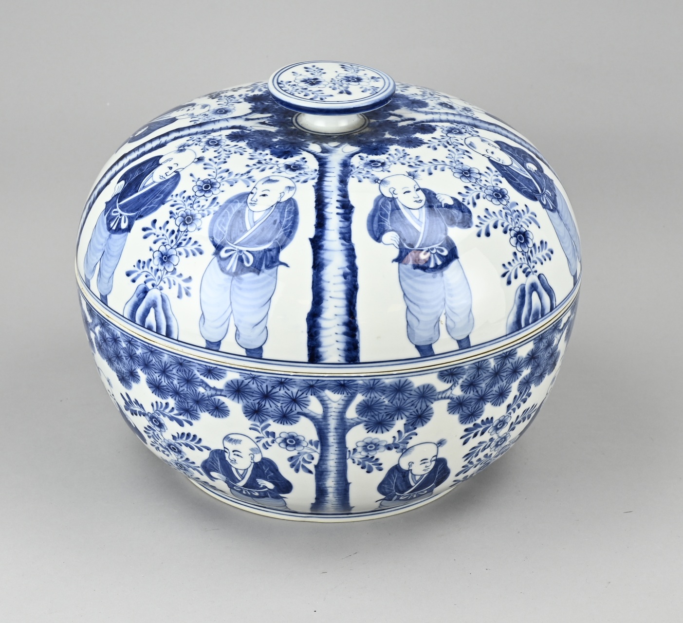 Chinese lidded jar Ã˜ 27.5 cm.