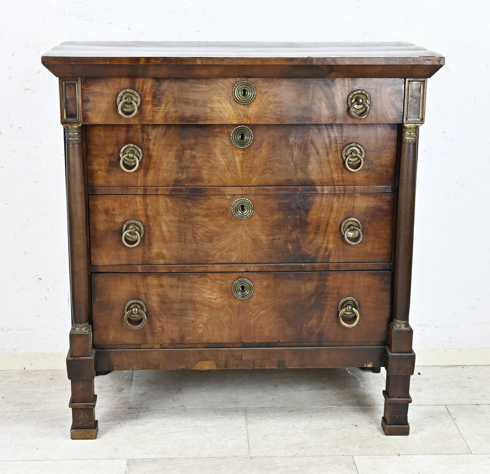 Mahogany drawers-chest