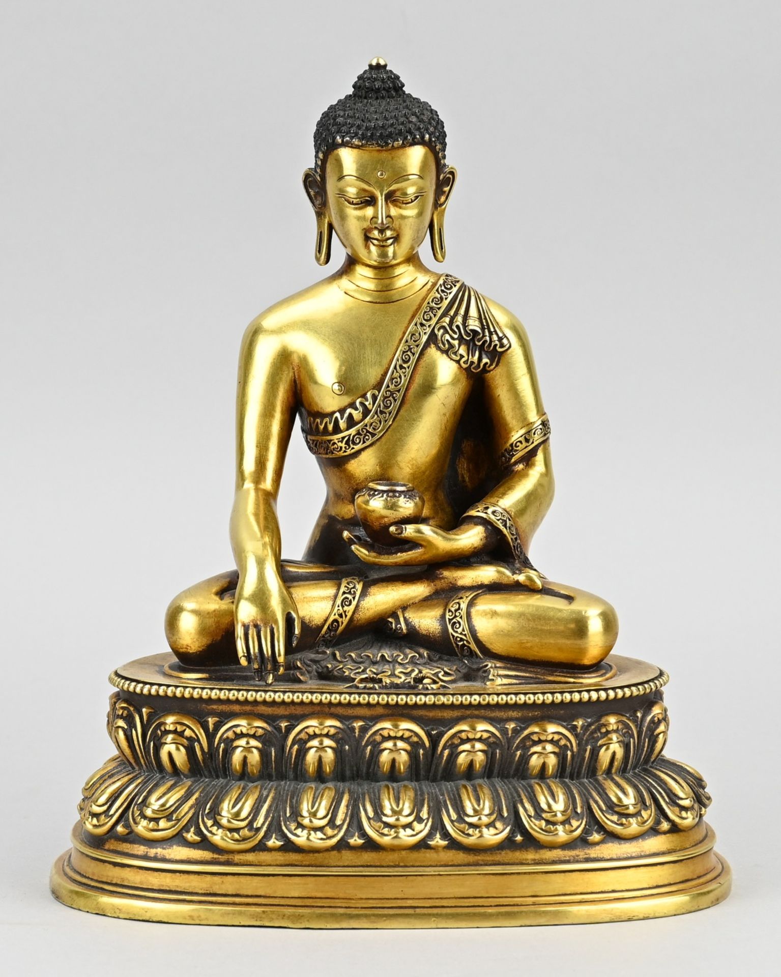 Chinese bronze Buddha, H 23 cm.