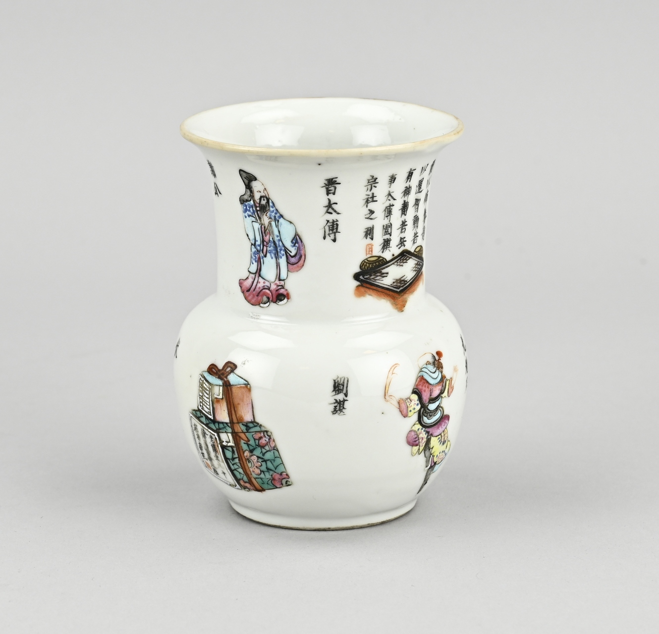 Small Chinese vase, H 10.4 cm.