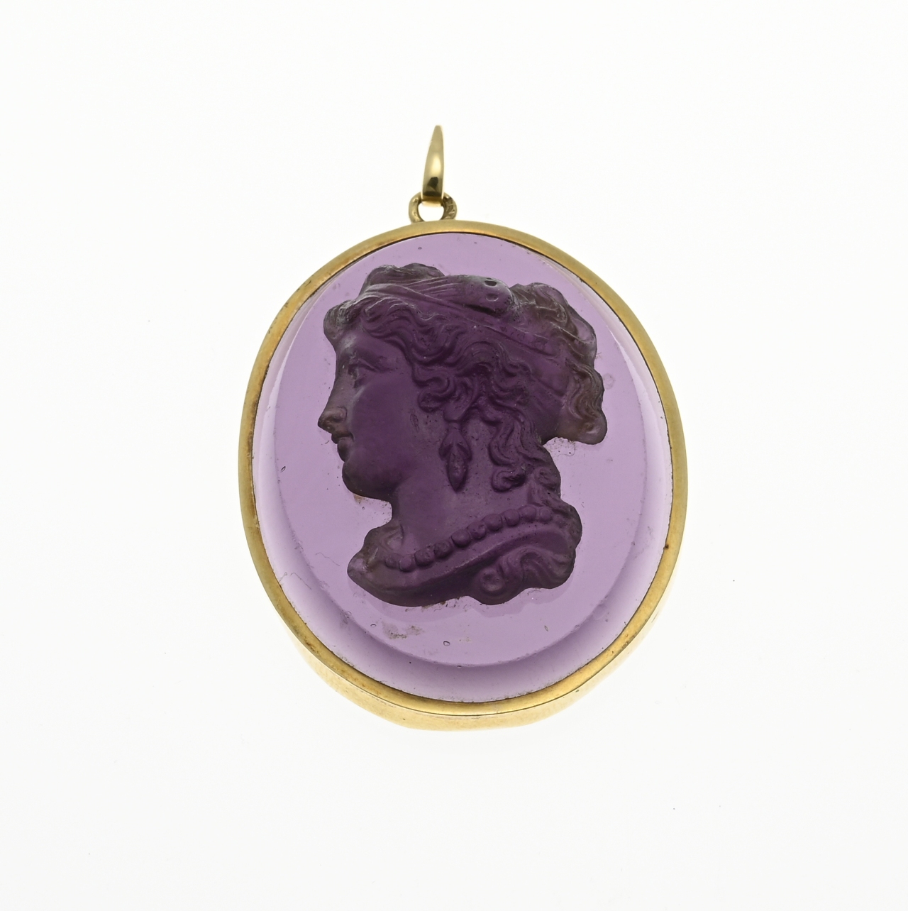 Gold pendant with amethyst cameo