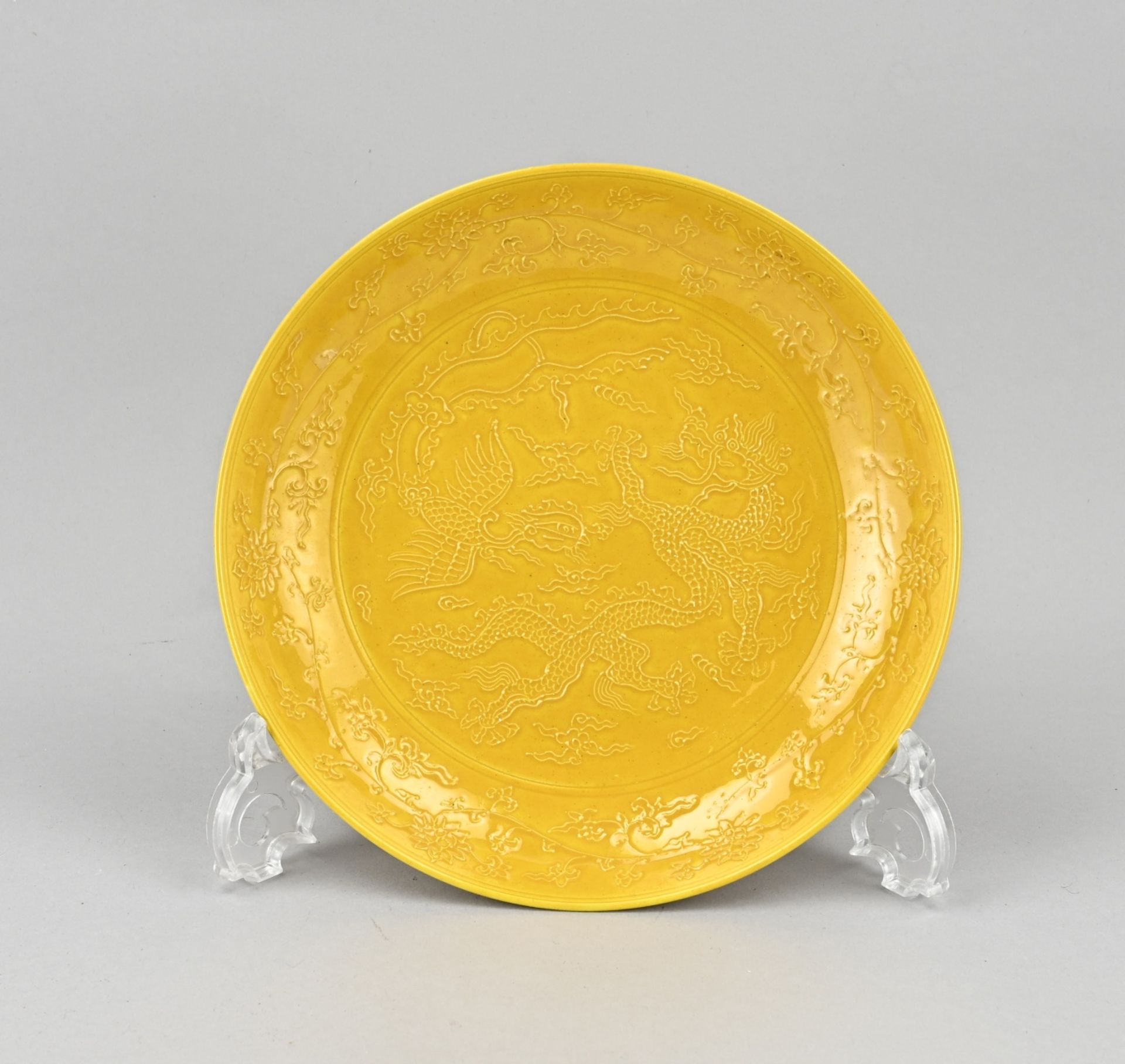 Chinese dragon plate Ã˜ 22.5 cm.