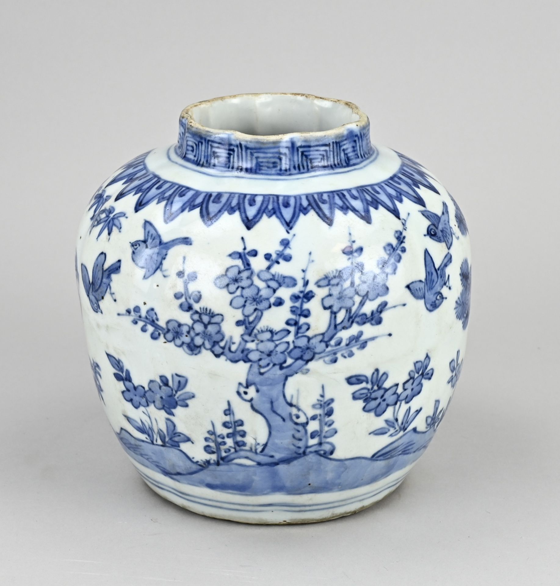 Chinese vase Ã˜ 17.4 cm.