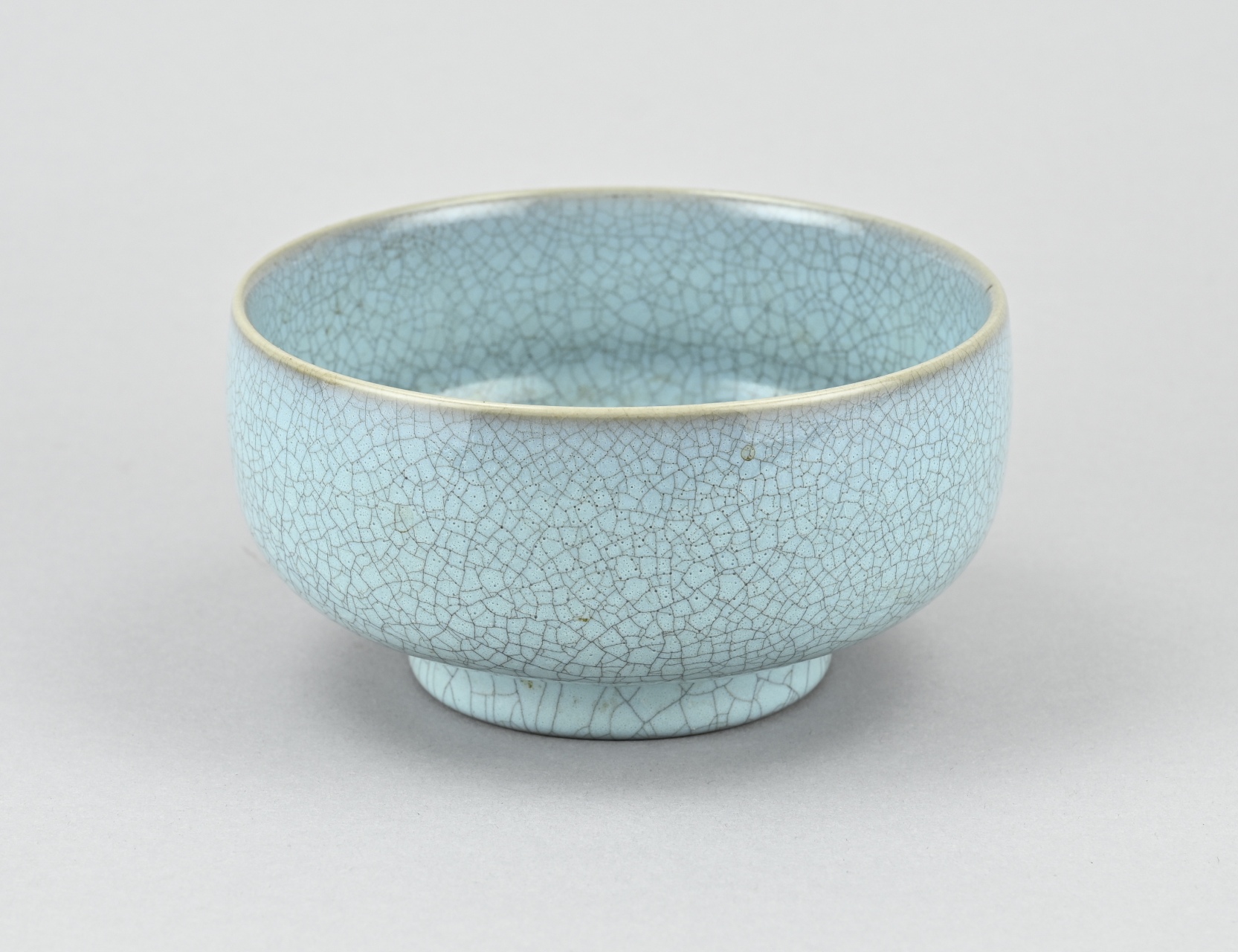 Chinese celadon bowl Ã˜ 14.5 cm.