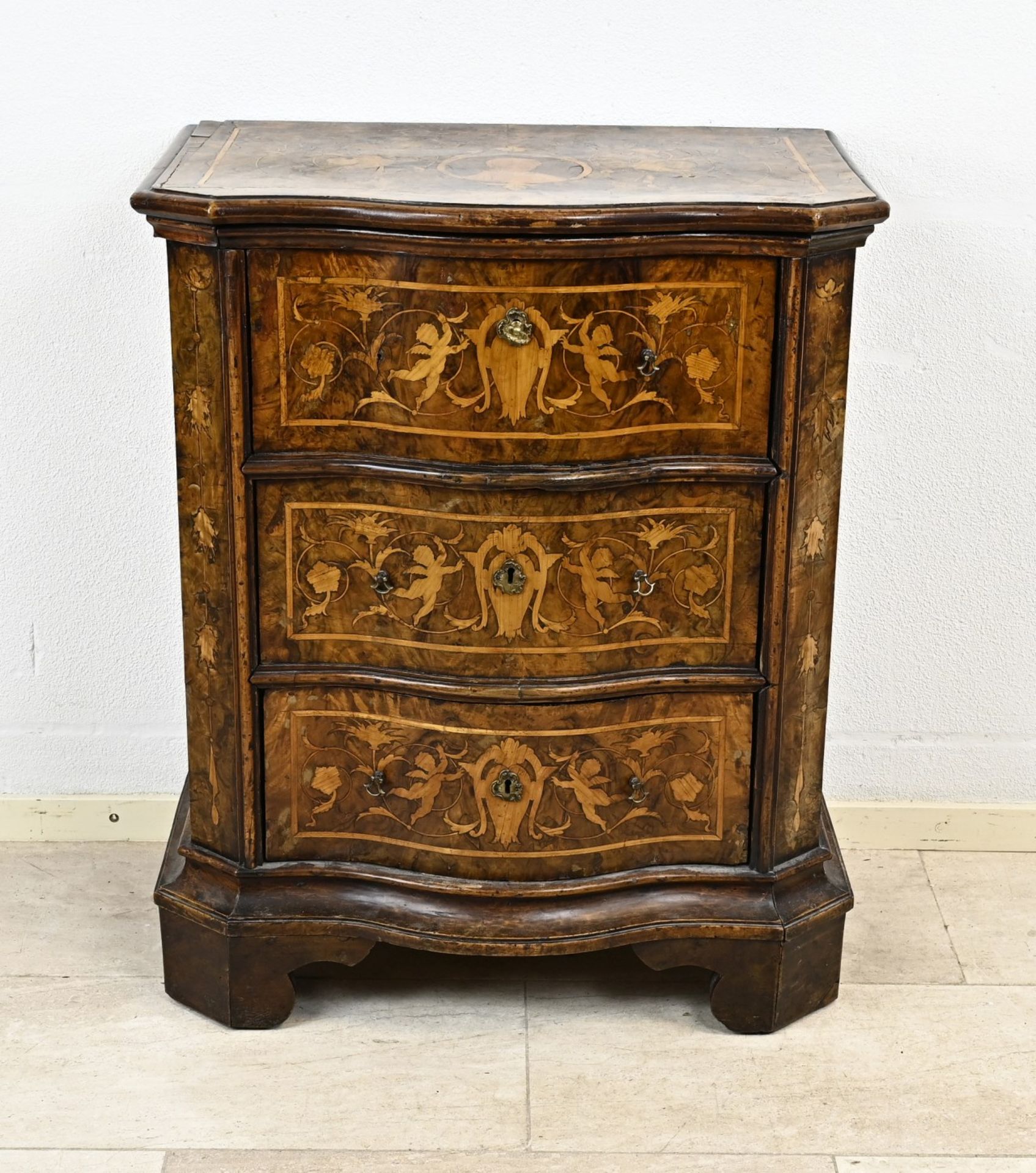 Cabinet with intarsia