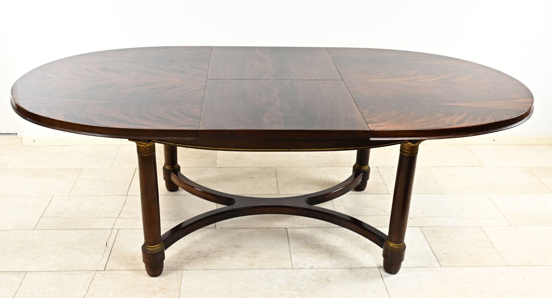 Oval mahogany pull-out table - Image 2 of 2