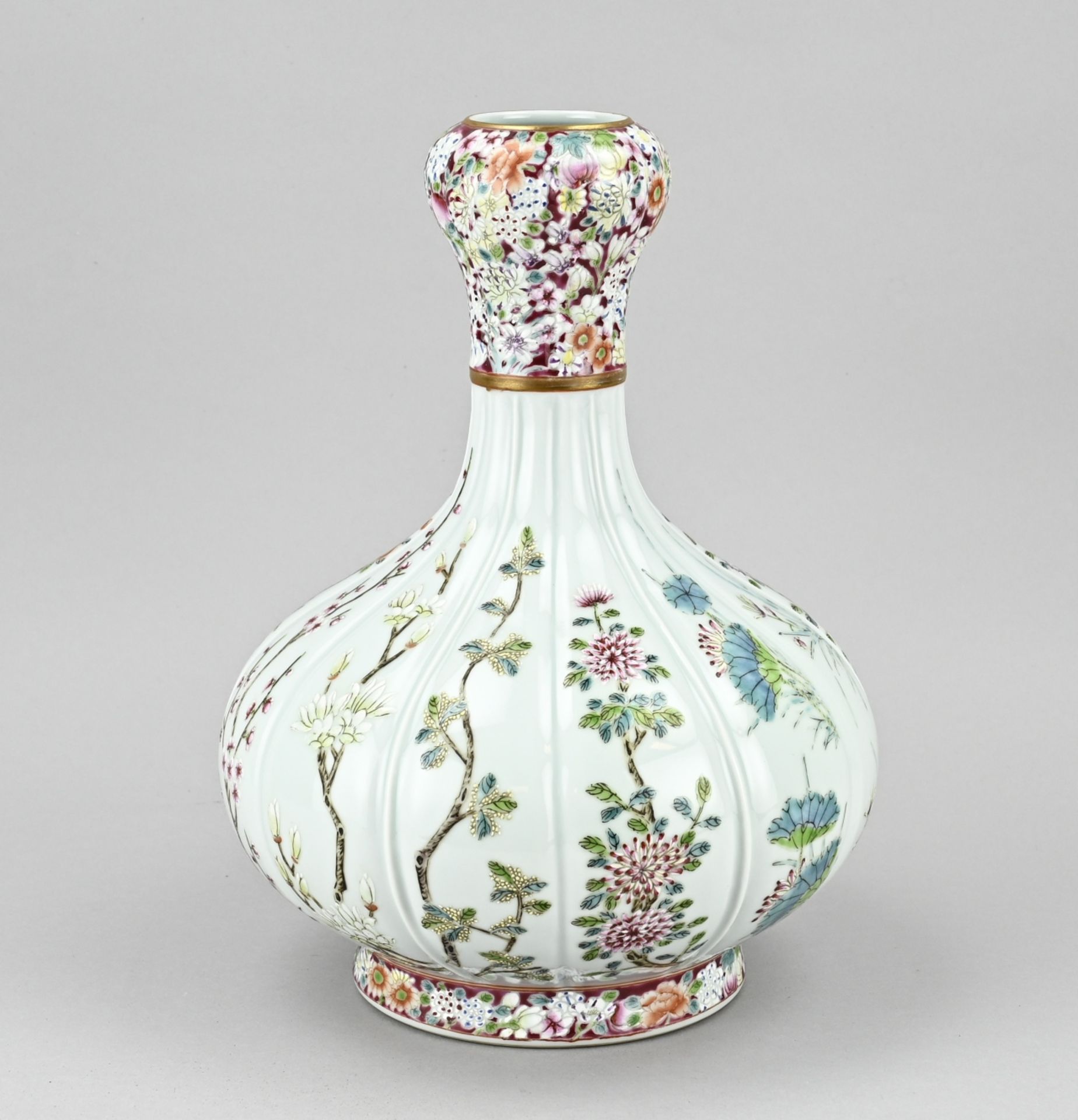 Chinese fam. verte knob vase, H 30.5 cm. - Image 2 of 3