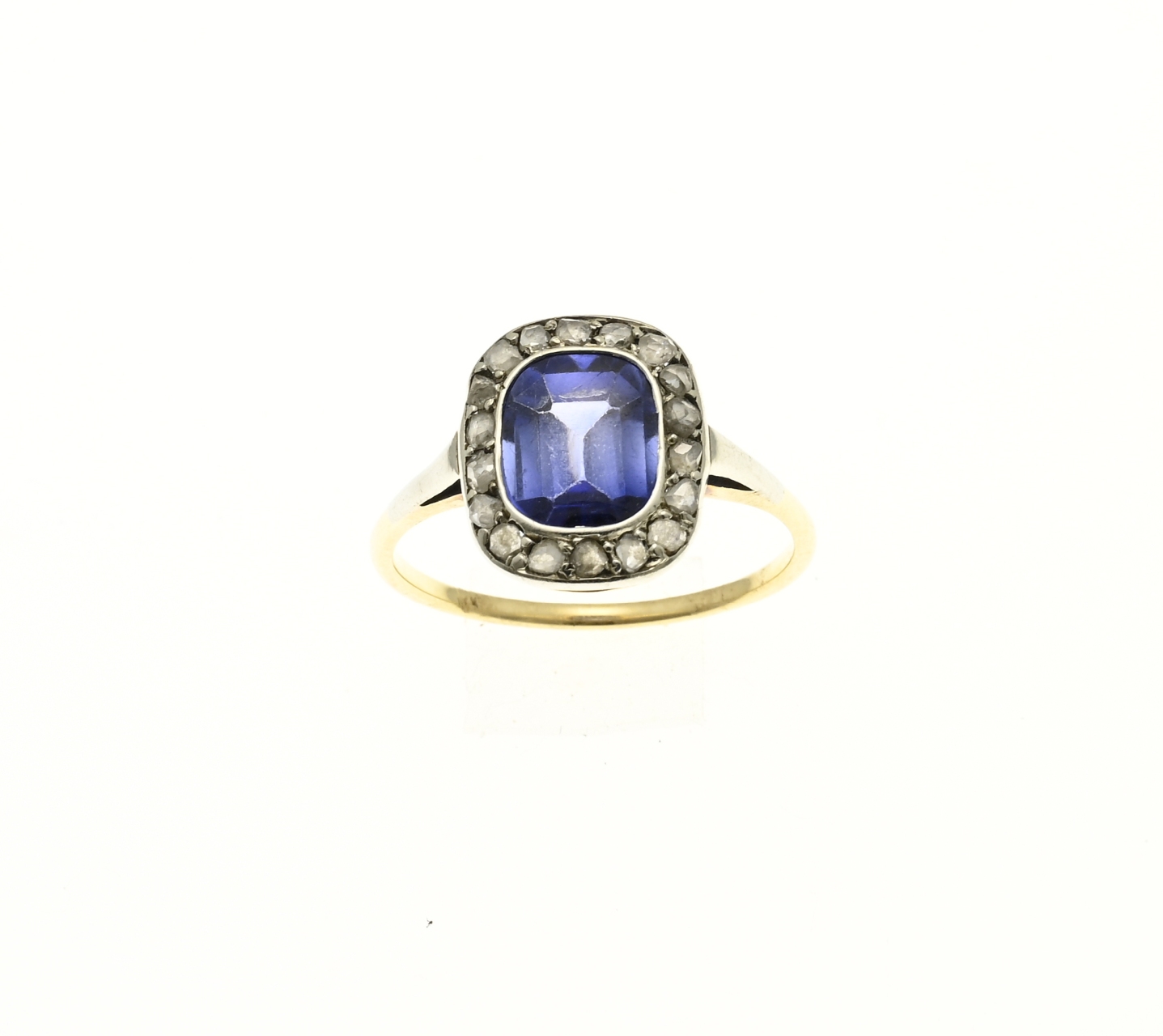 Gold ring with sapphire