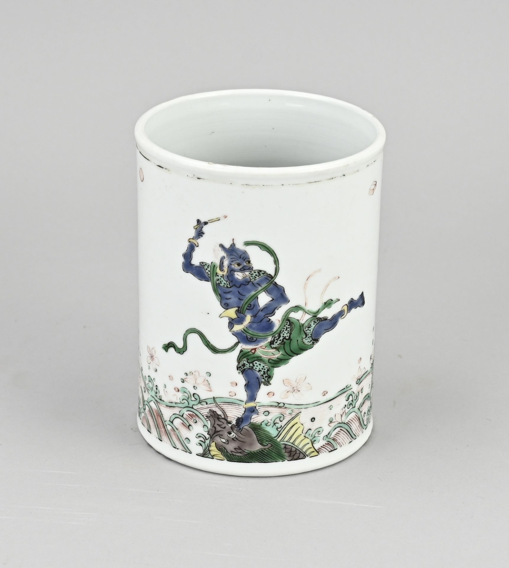 Chinese Family Verte brush pot, H 13.6 cm.