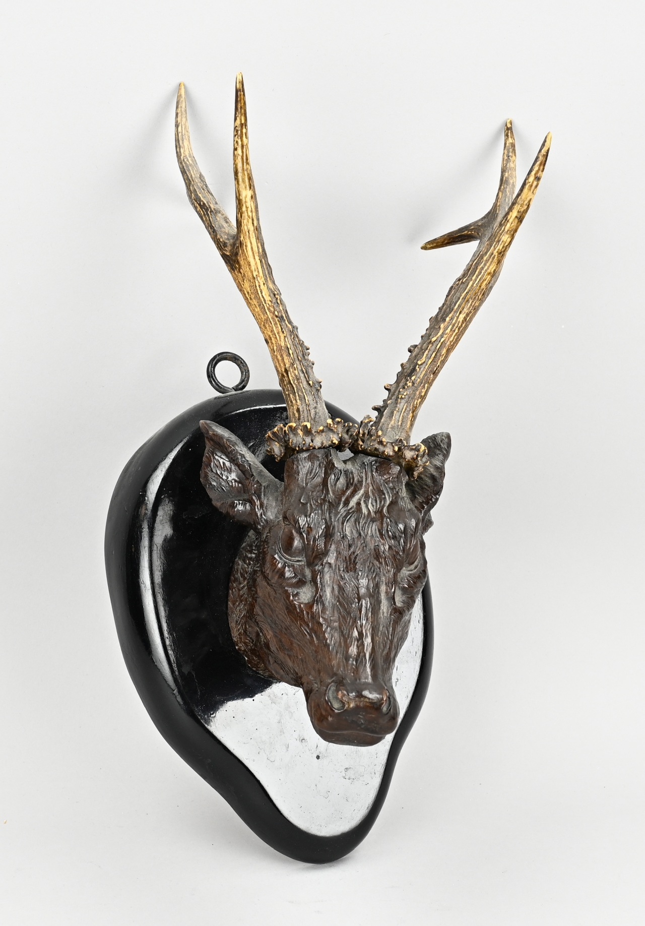 Carved roe deer head