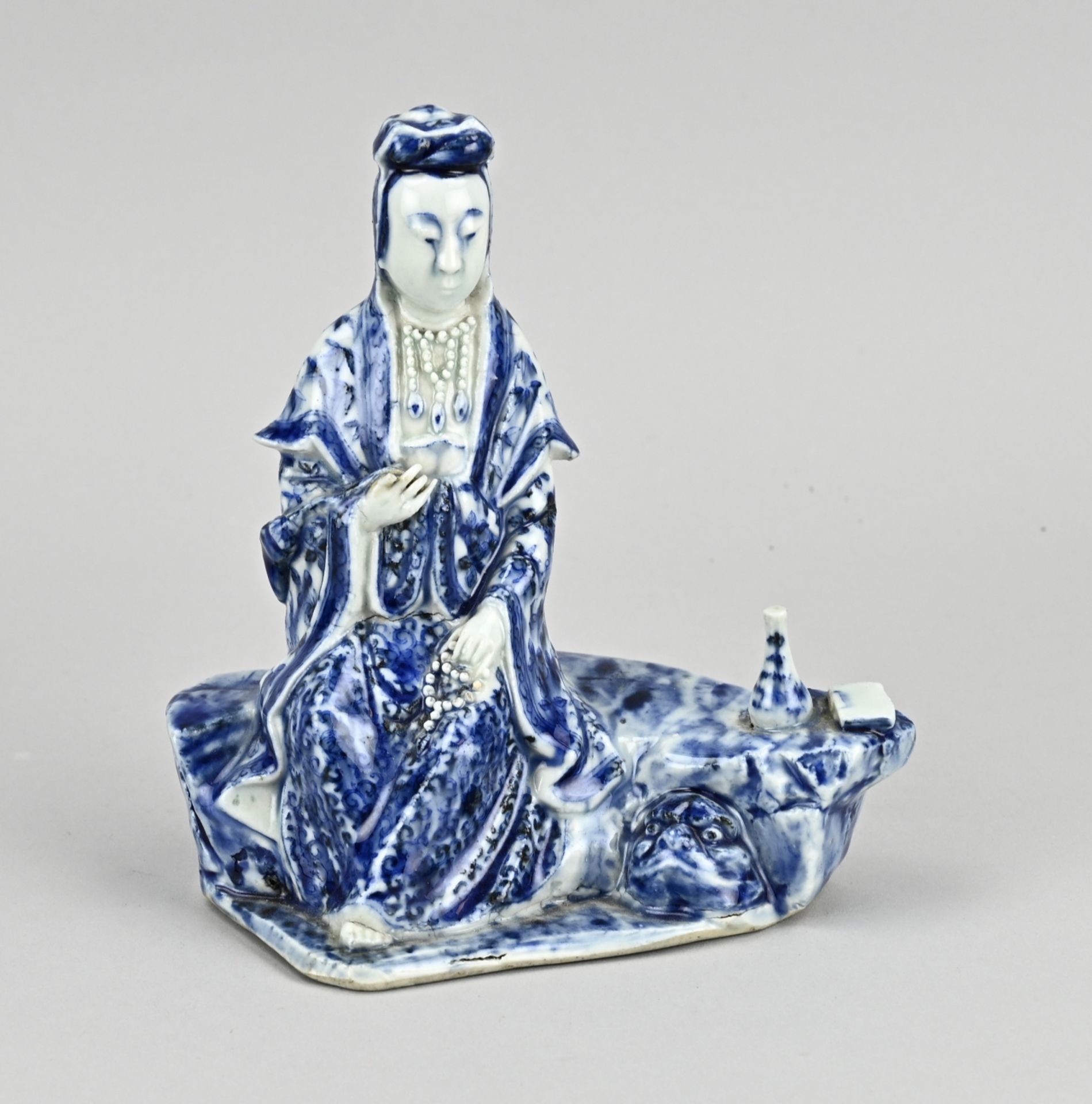 Porcelain Guan Yin, 16.5 cm.