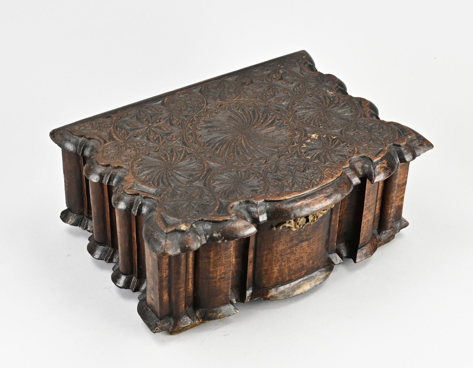 18th century carved lidded box - Image 2 of 3