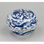 Blue-white lidded box Ã˜ 13 cm.