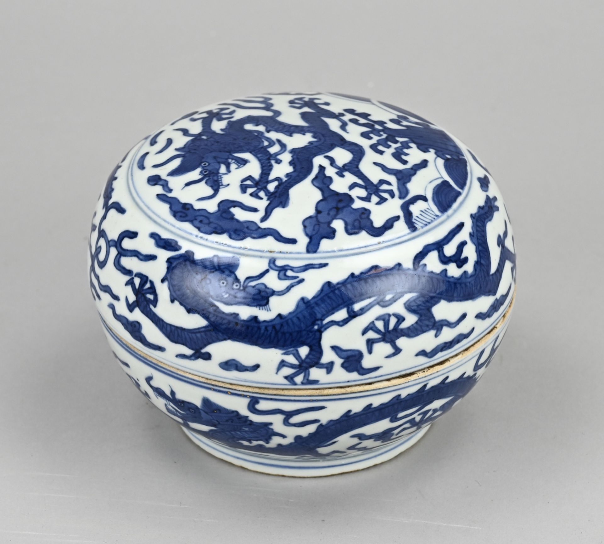 Blue-white lidded box Ã˜ 13 cm.