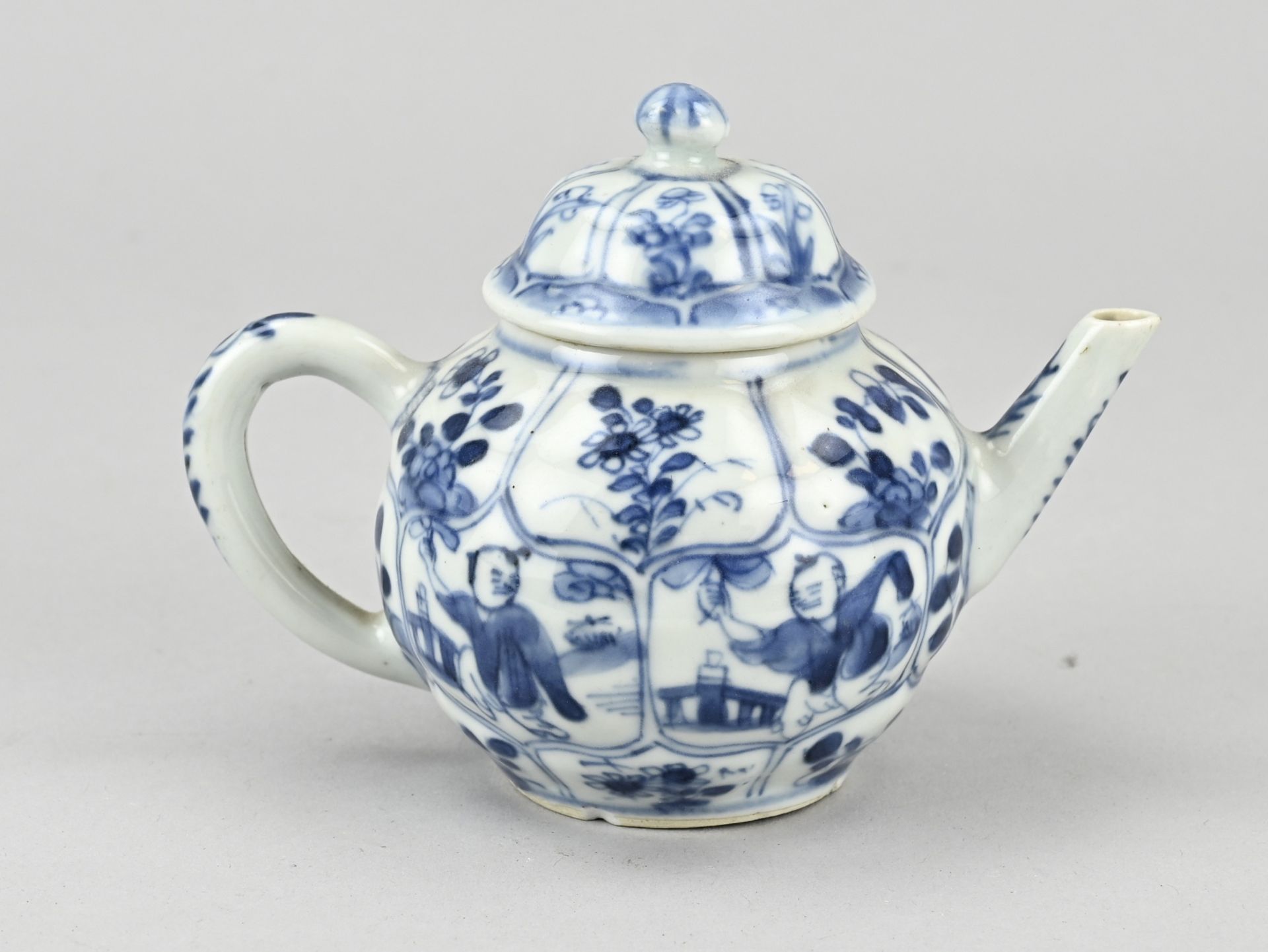 Chinese pot with fools Ã˜ 8 cm.