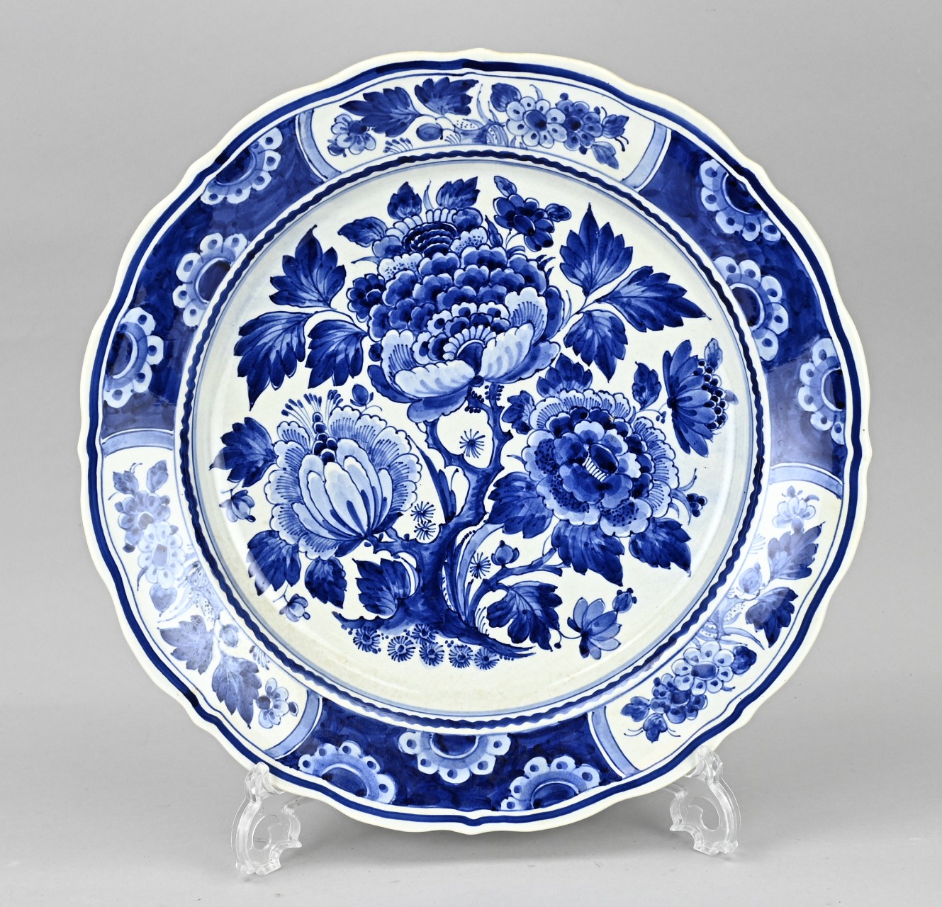 Delft blue plate, Porseleyne bottle Ã˜ 36 cm.