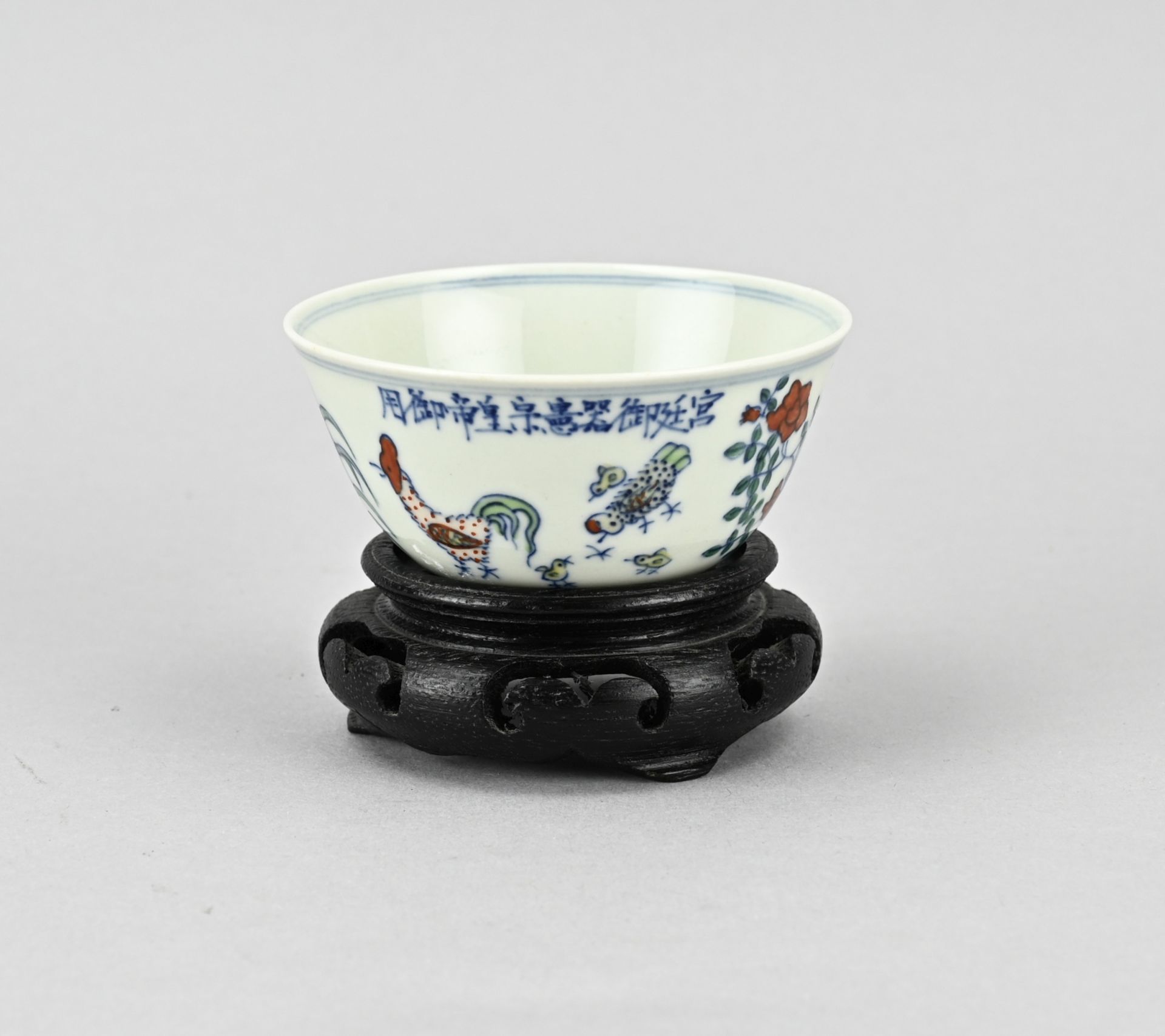 Chinese bowl on wooden base Ã˜ 8 cm.