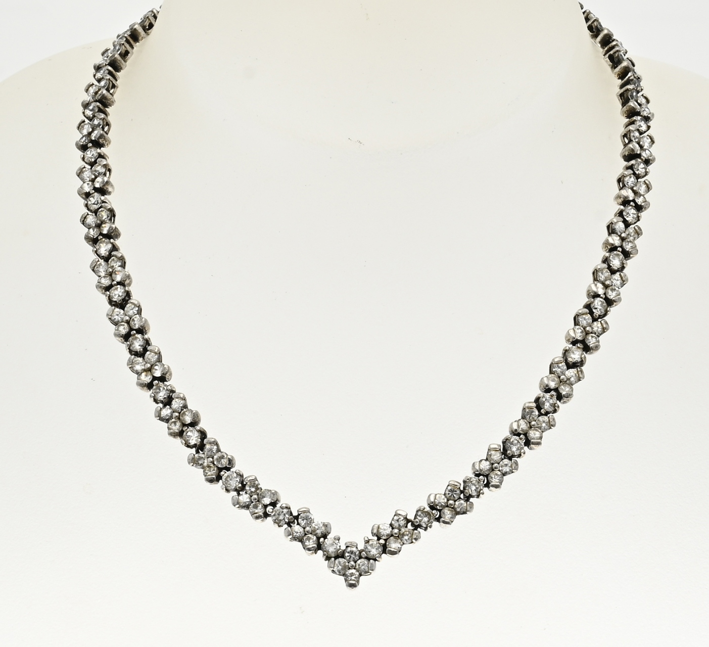 Silver choker with zirconias