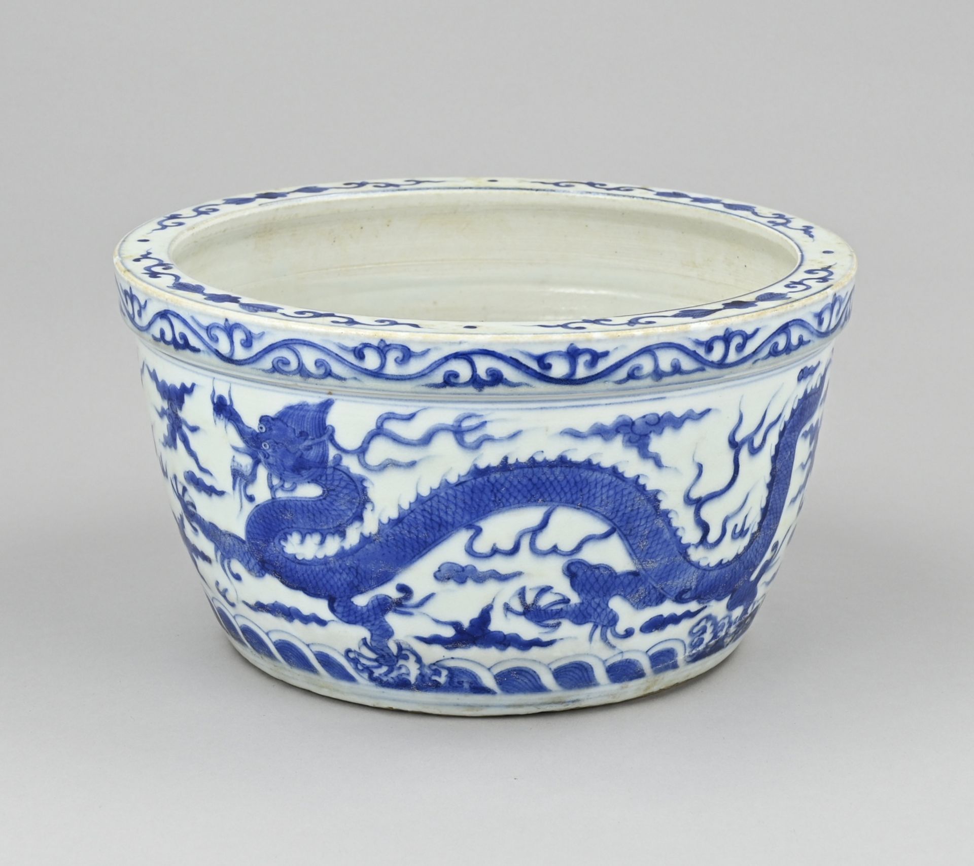 Chinese bowl with dragon Ã˜ 27.2 cm.