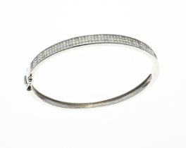 White gold bangle with diamond carree