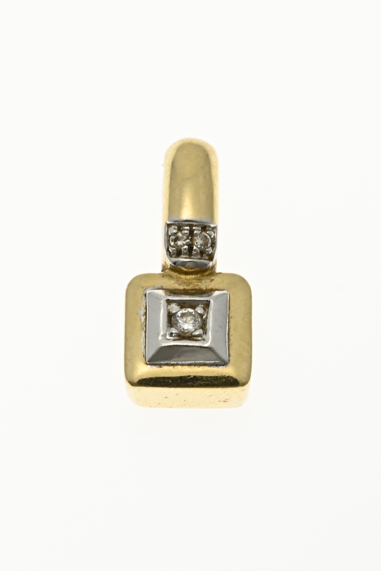 Gold pendant with diamond
