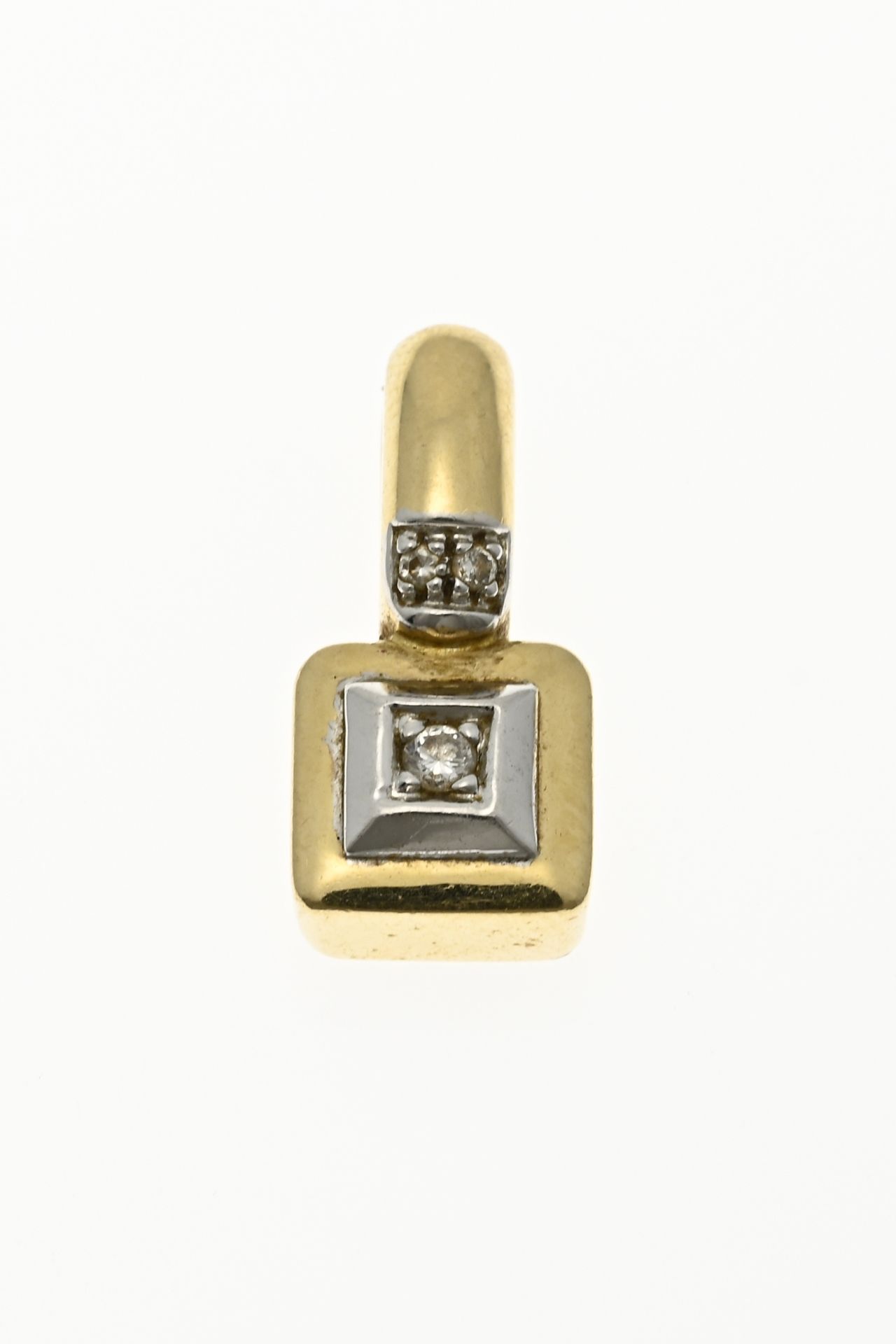 Gold pendant with diamond