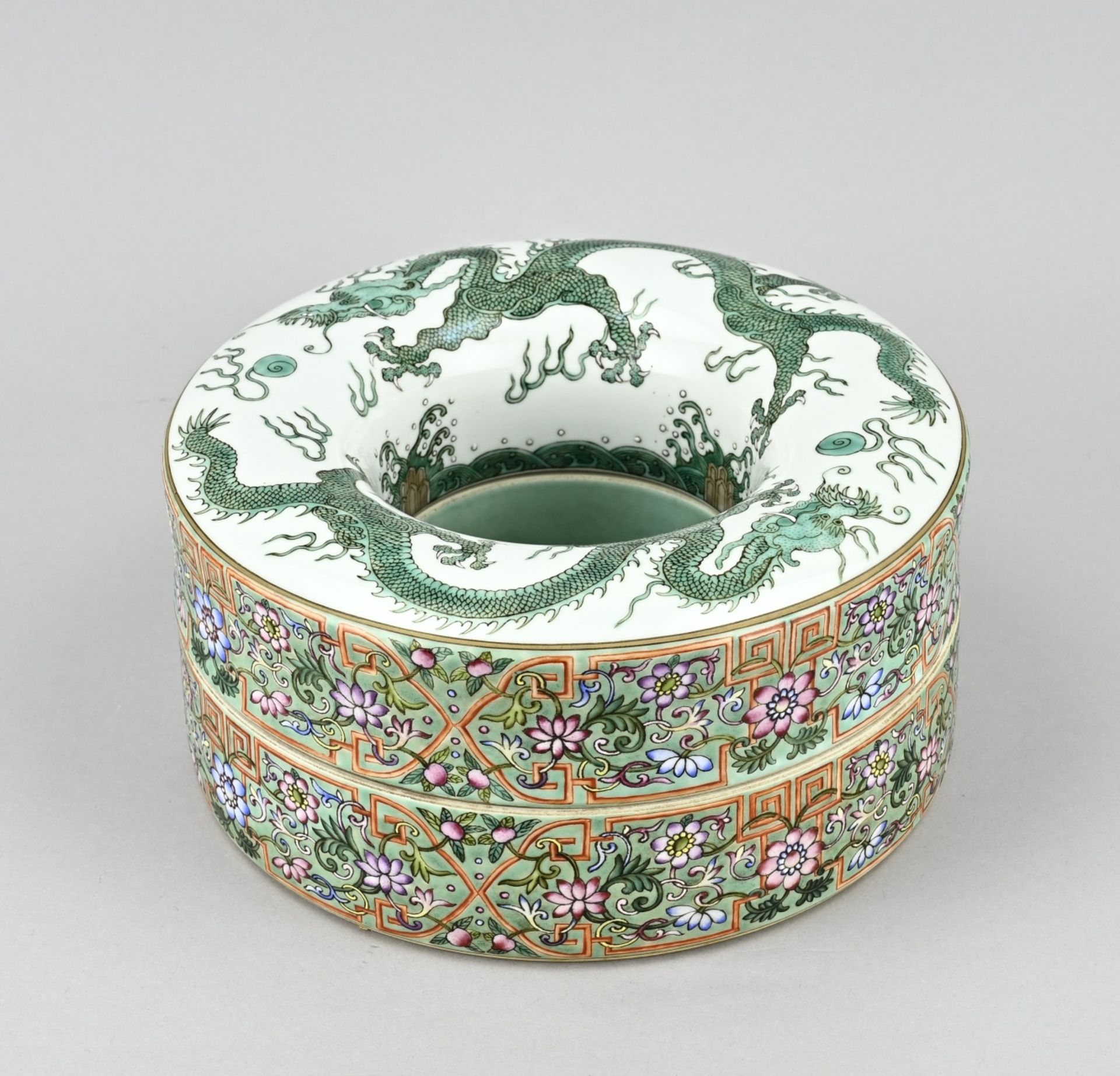 Chinese fam. verte lidded bowl Ã˜ 22 cm.