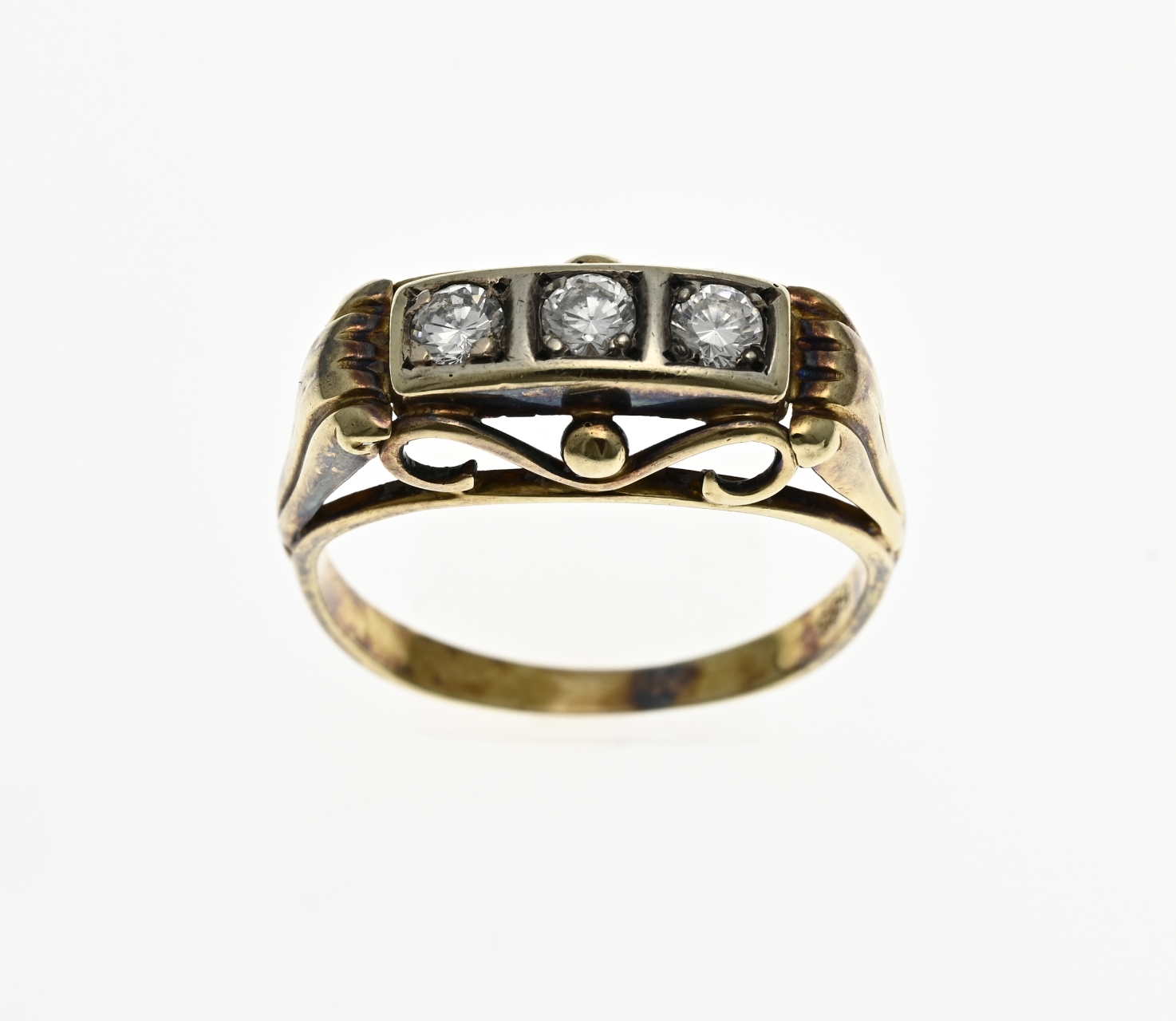 Gold ring with zirconias