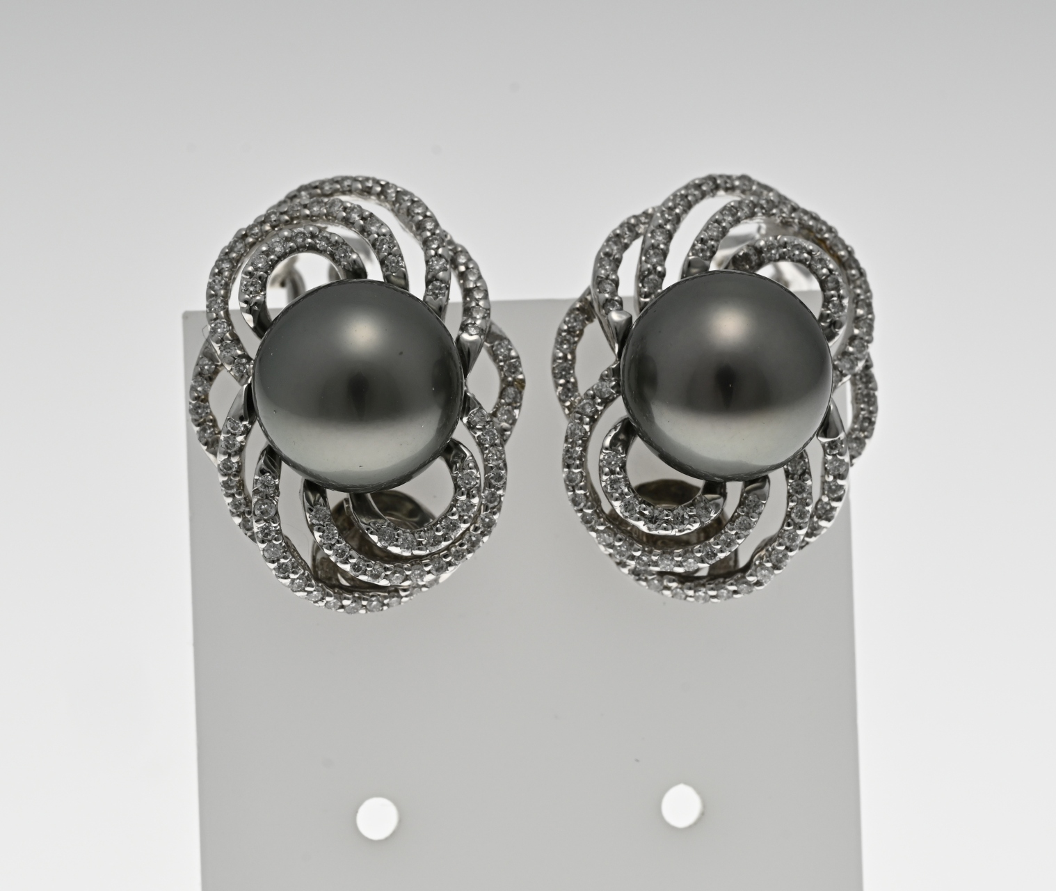 White gold stud earrings with pearl and diamond