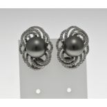 White gold stud earrings with pearl and diamond