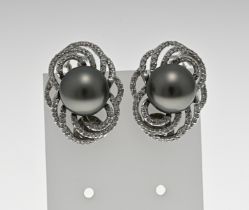 White gold stud earrings with pearl and diamond