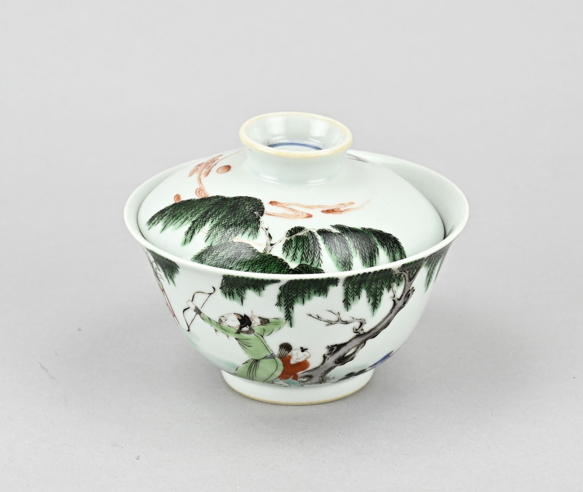 Chinese fam. verte lidded bowl Ã˜ 10.6 cm.