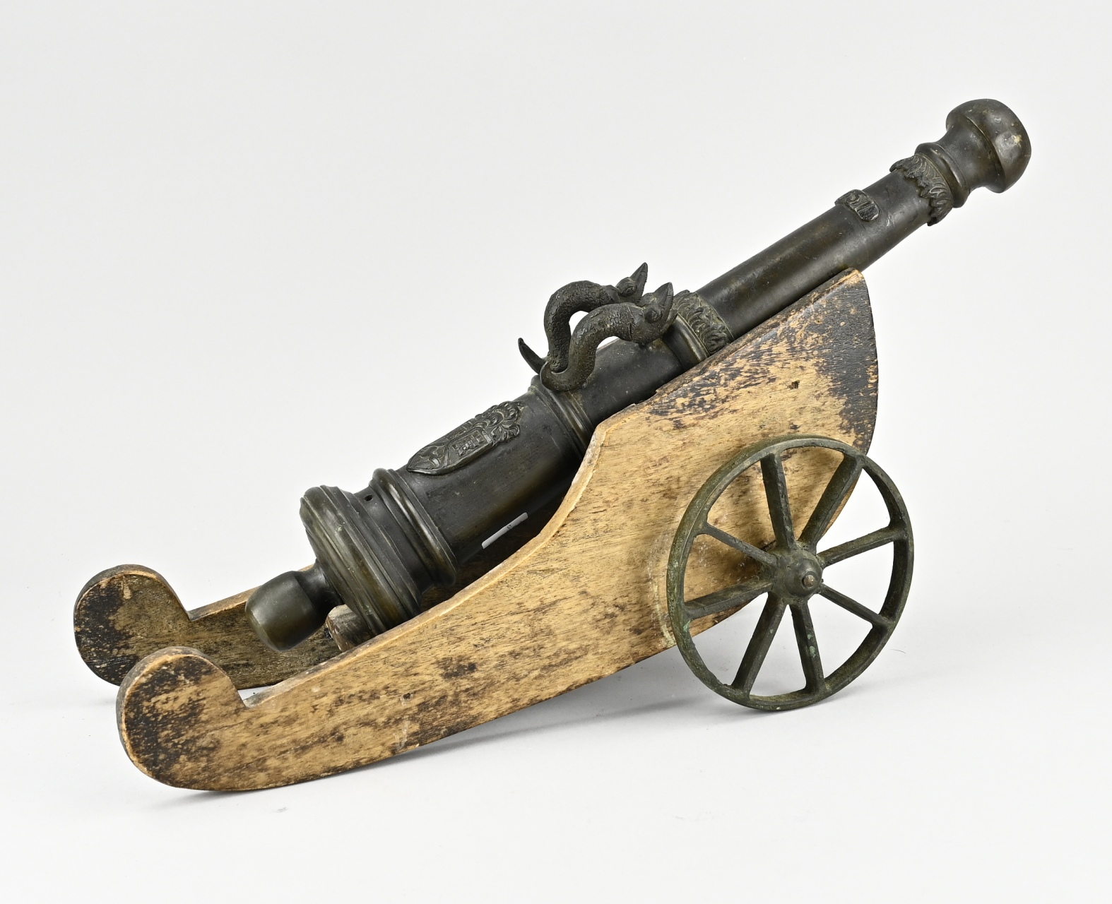 Antique bronze cannon