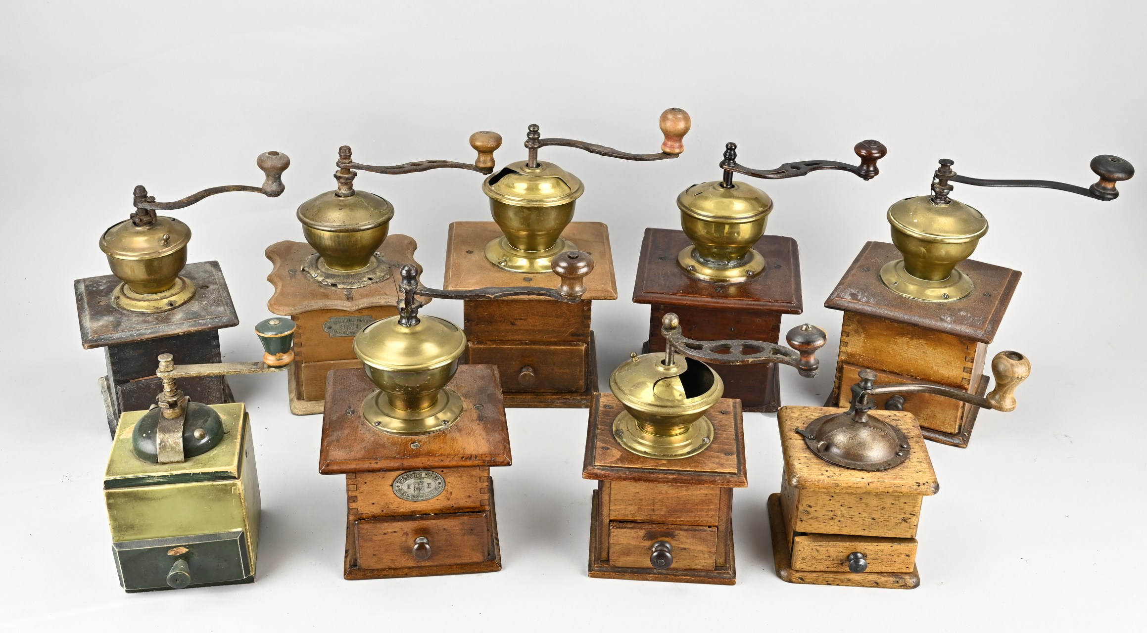 Lot of antique coffee grinders (9x)