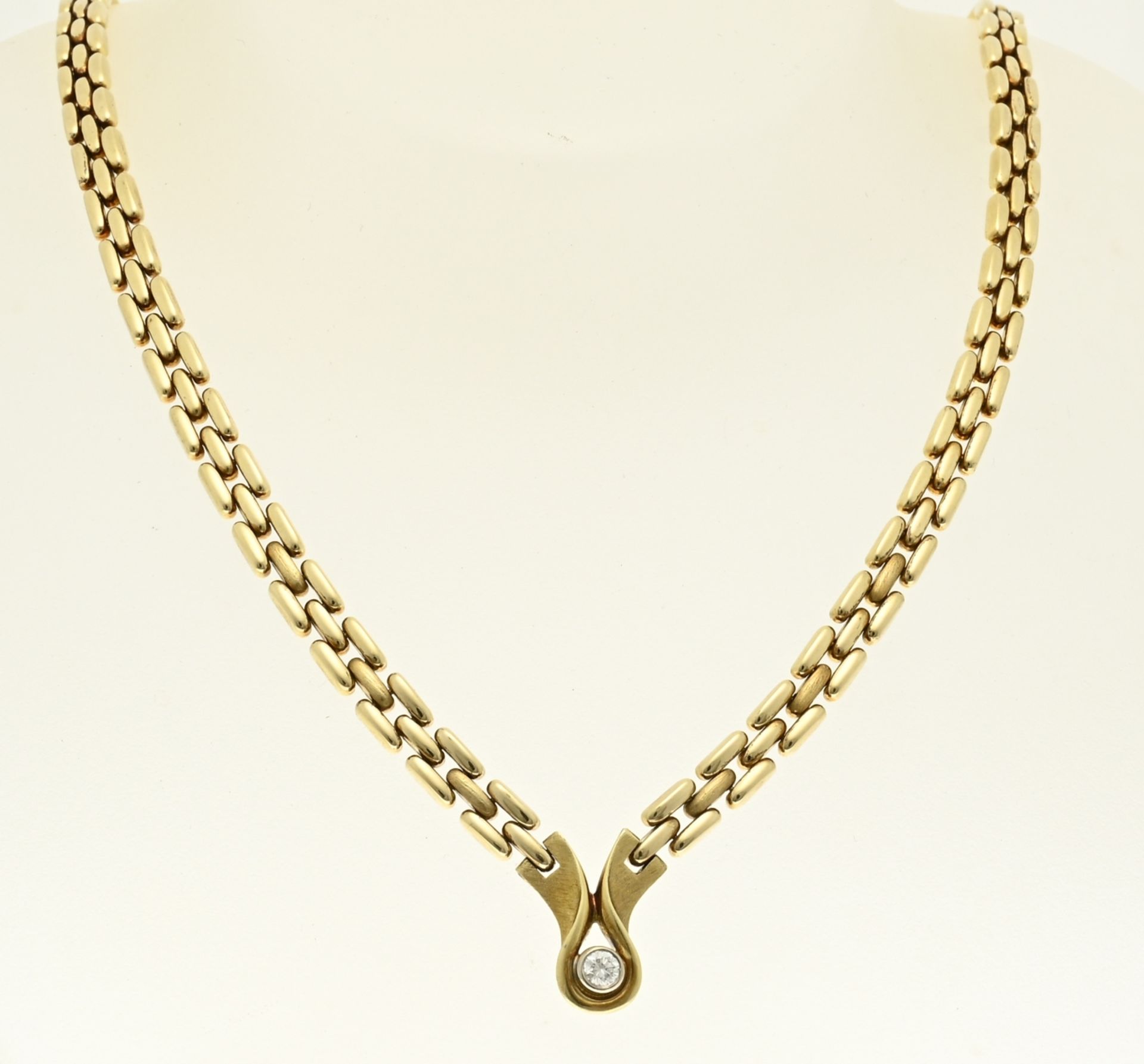 Gold choker with diamond