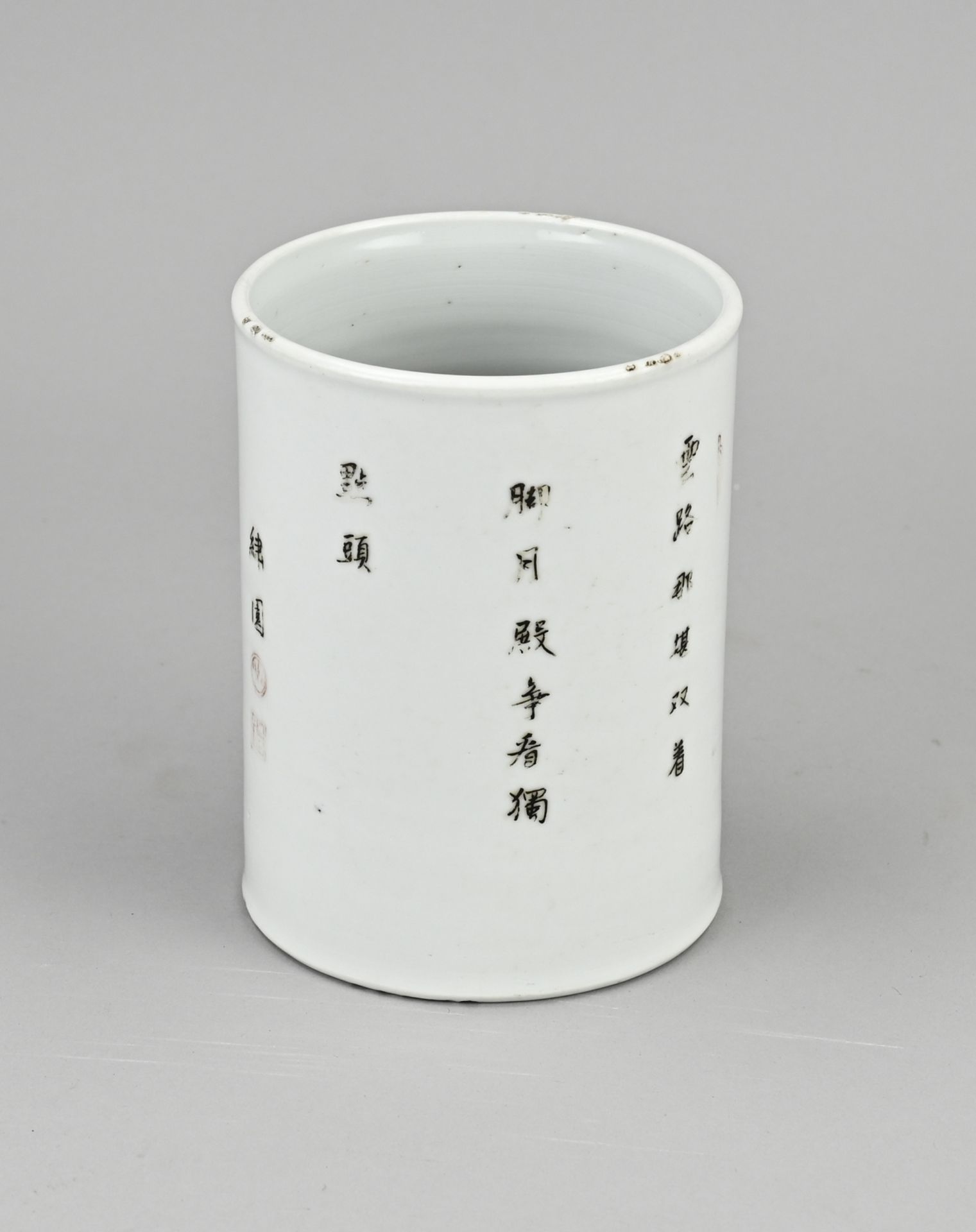 Chinese Family Verte brush pot, H 13.6 cm. - Image 2 of 3
