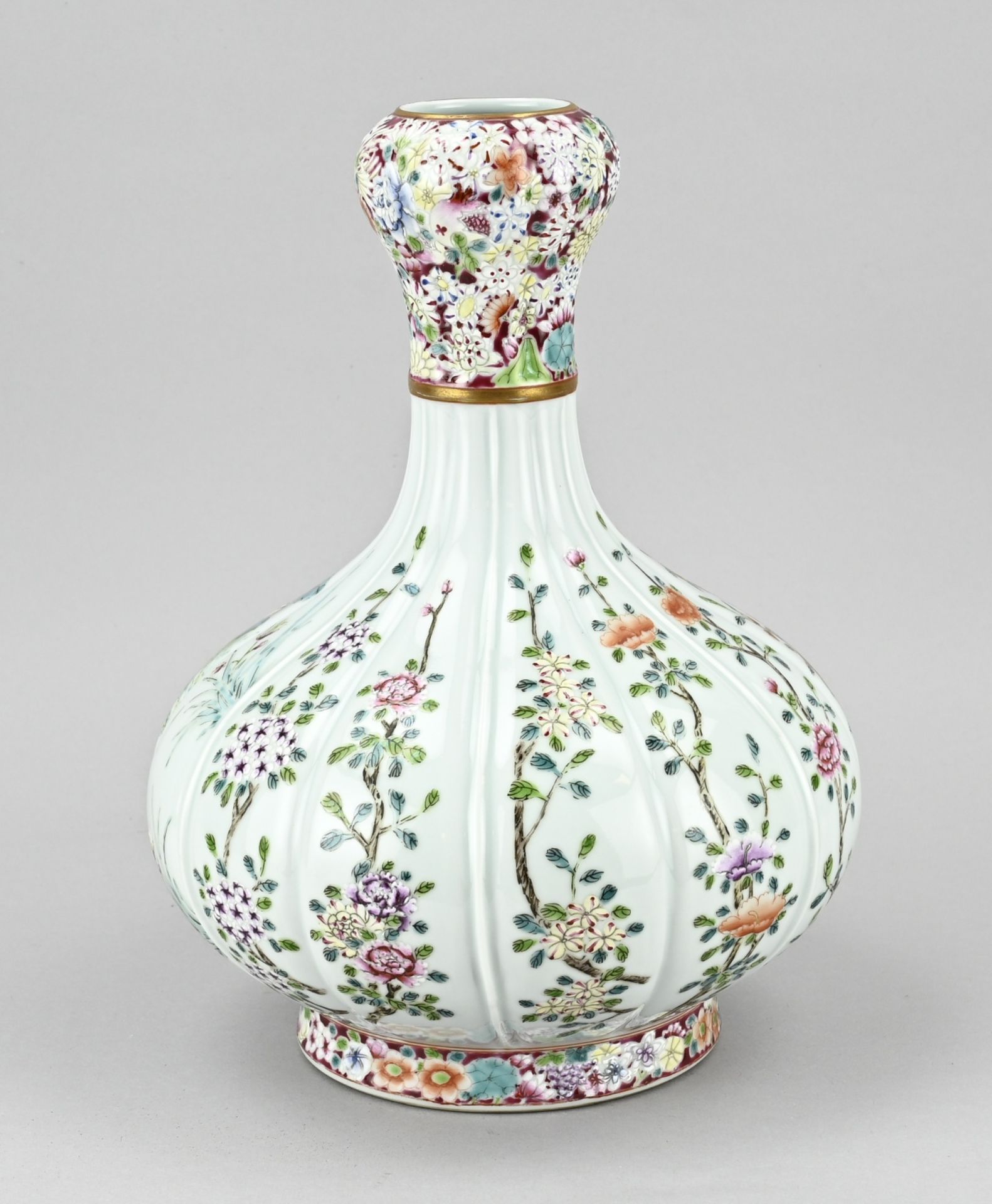 Chinese fam. verte knob vase, H 30.5 cm.