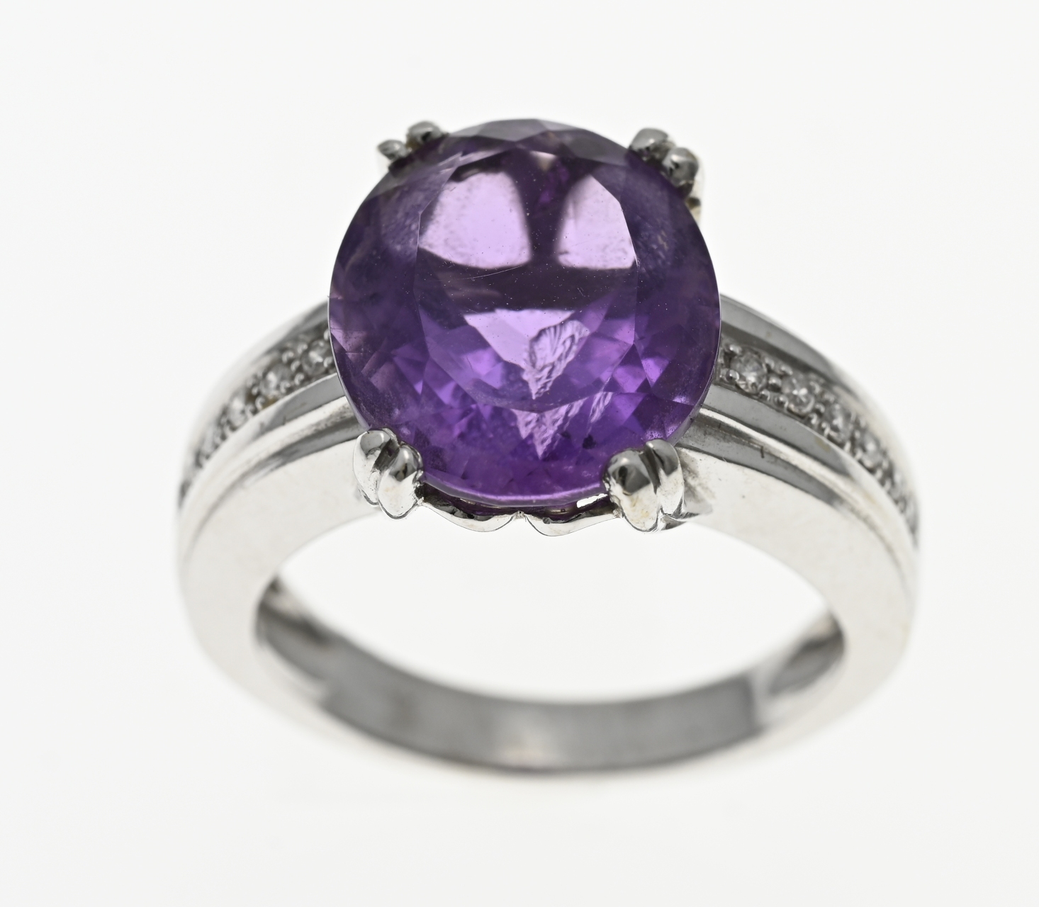 White gold ring with amethyst