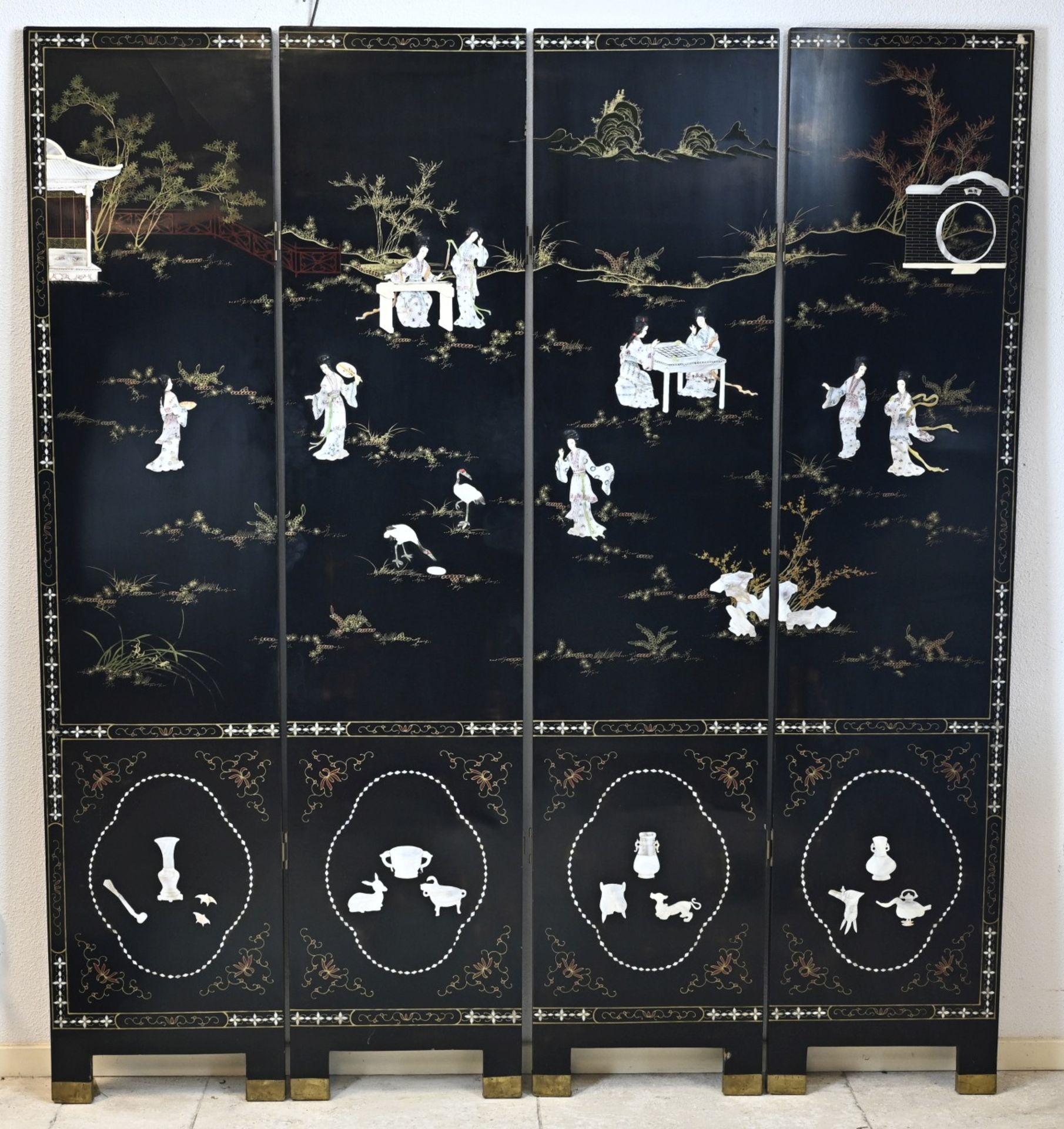 Chinese or Japanese room divider with mother of pearl