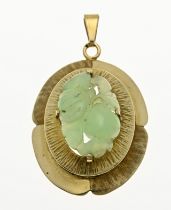 Gold pendant with jade