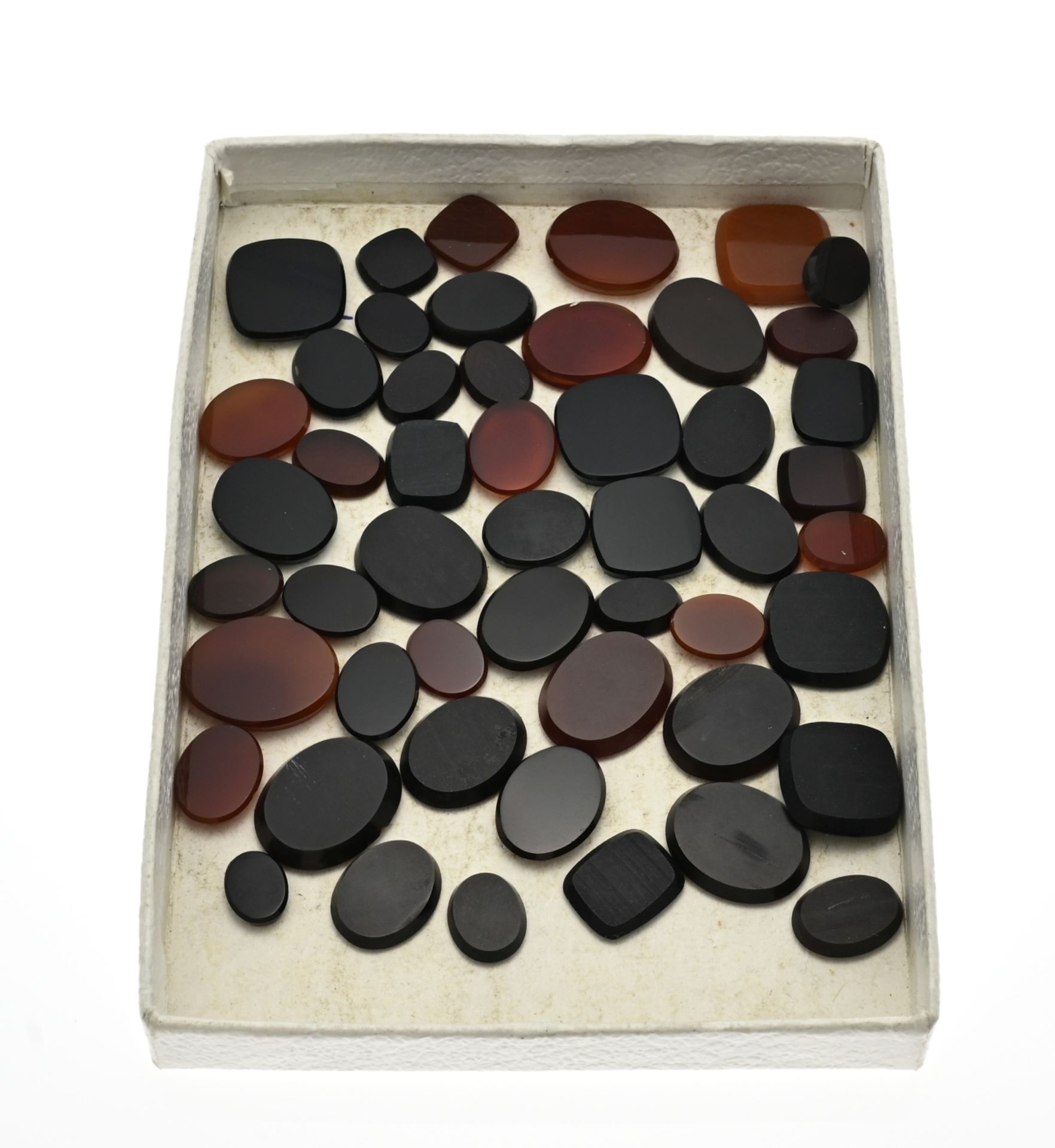Lot with 50 carnelian/onyx stones