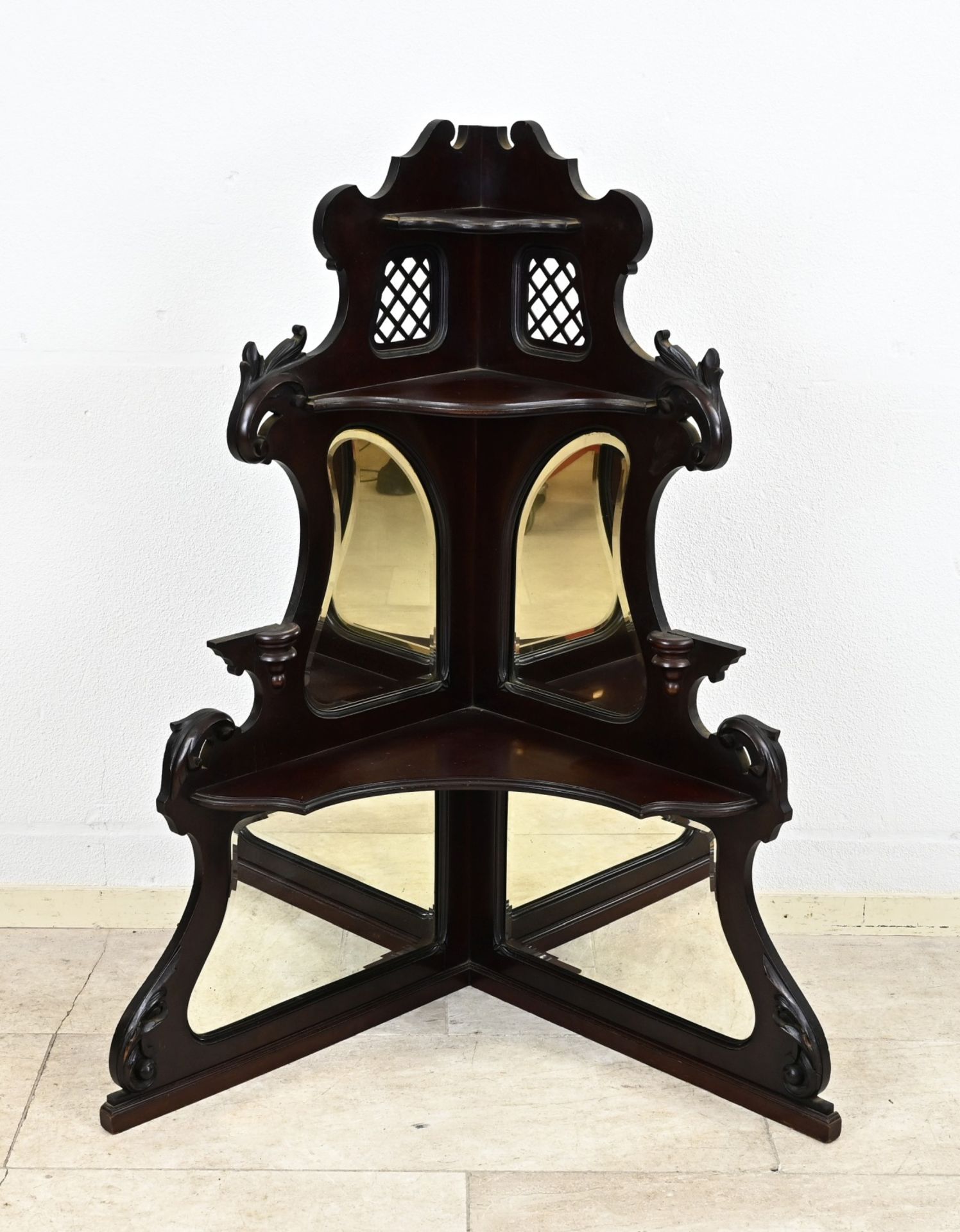 English corner etagere, 1880