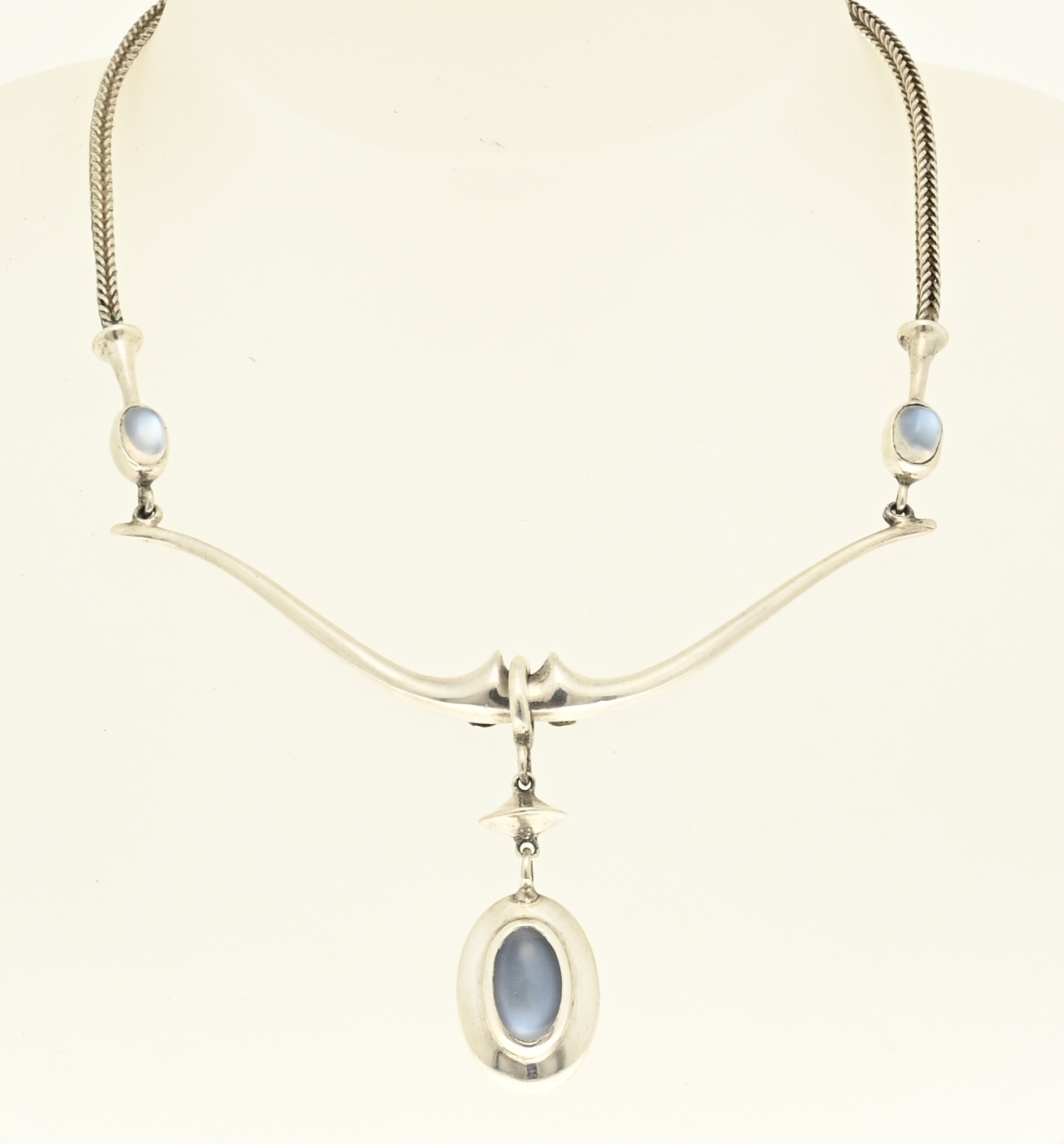 Silver choker with moonstone