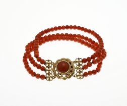 Bracelet with 3 rows of red coral