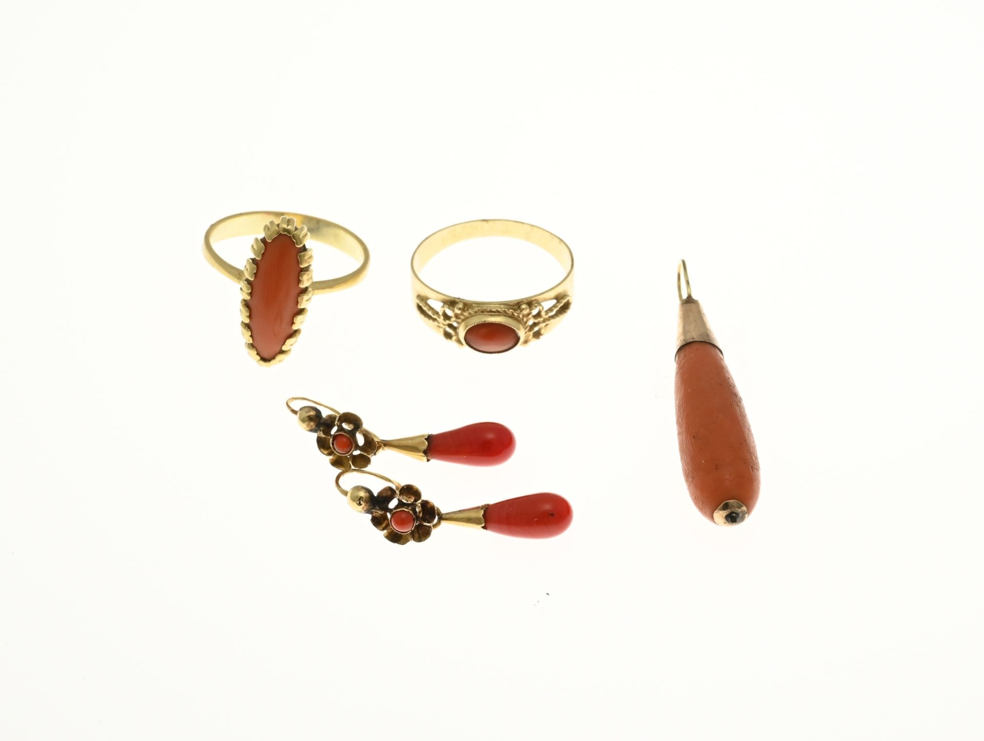 Lot of jewelry gold with red coral