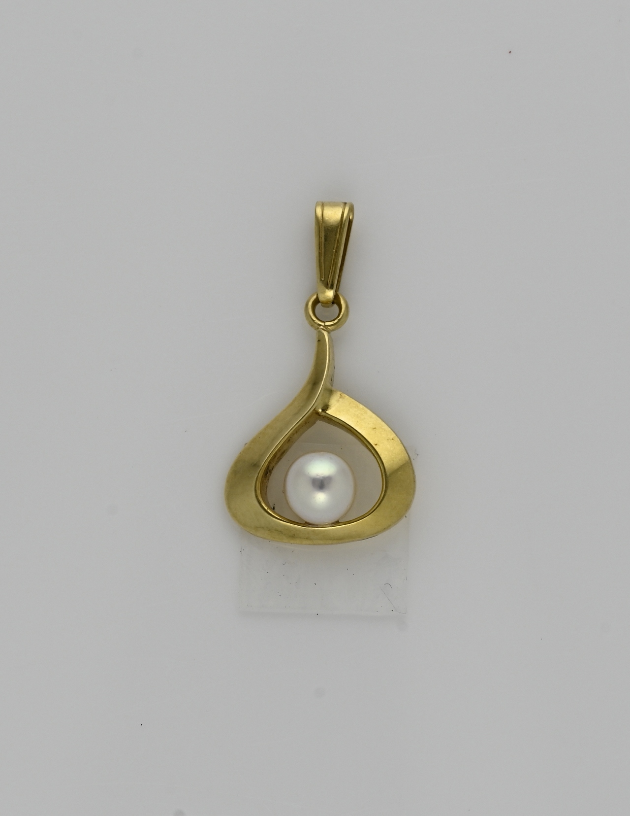 Gold pendant with pearl